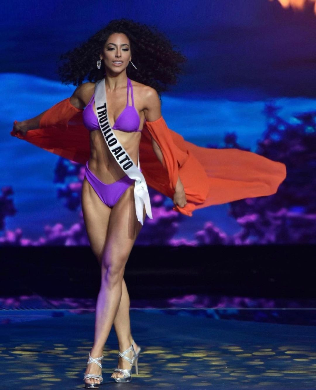 Tại các cuộc thi, Sthephanie đều gây chú ý với hình thể săn chắc cùng những múi bụng khỏe khoắn.