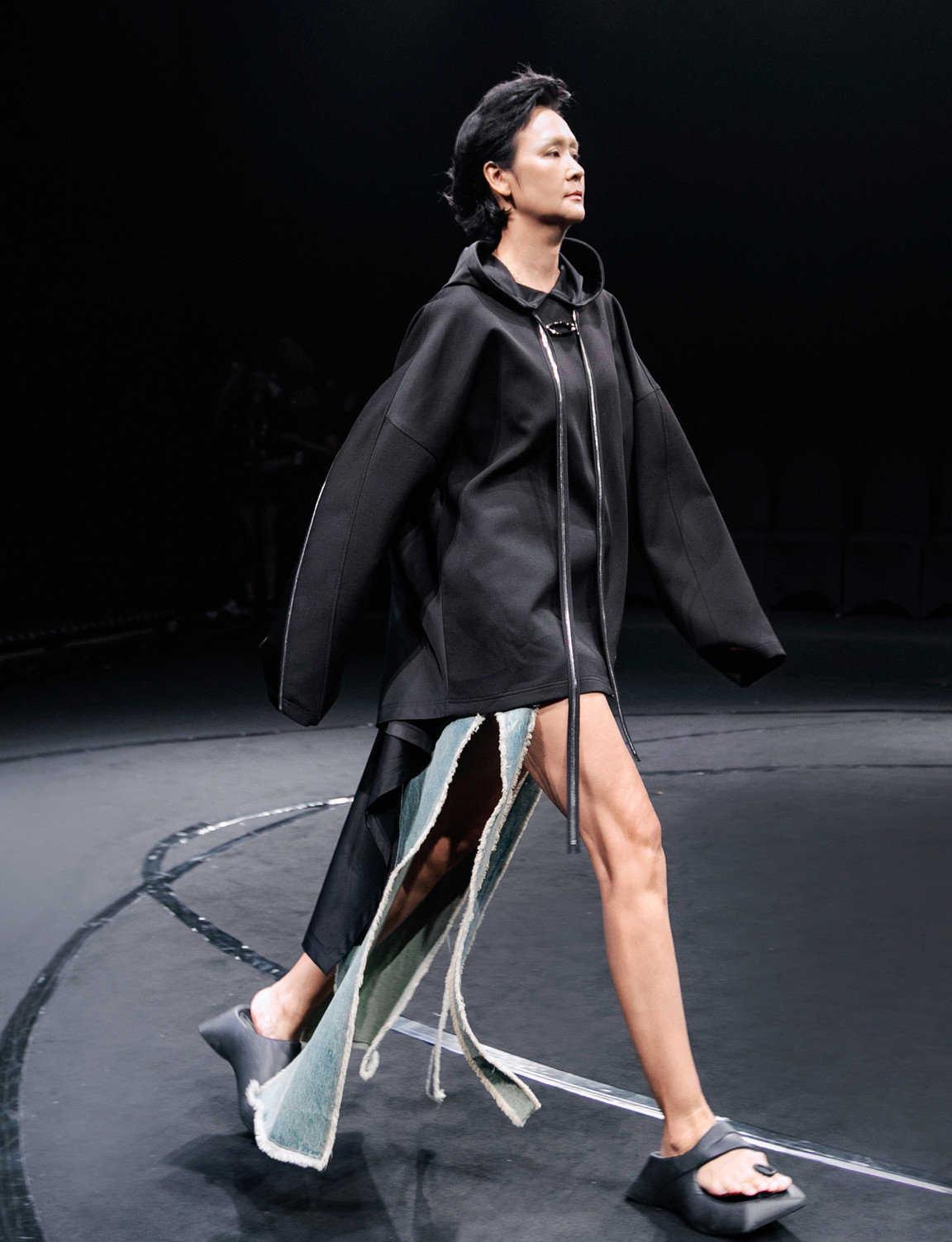 Hoa hậu Bảo Ngọc bất ngờ trình diễn thời trang sau một năm điều trị ung thư vú.