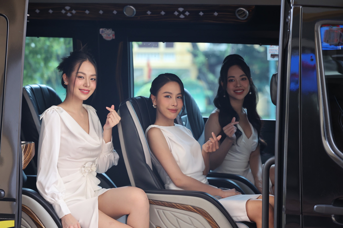 Sáng 11/8, top 3 Hoa hậu Việt Nam 2022: Hoa hậu Thanh Thủy, Á hậu Thùy Linh, Á hậu Ngọc Hằng có mặt từ sớm để tham dự Hội thảo 'Hiện thực hóa quy hoạch TP Hải Phòng, bứt phá thị trường bất động sản' do UBND TP Hải Phòng và Báo Tiền Phong phối hợp tổ chức thực hiện.