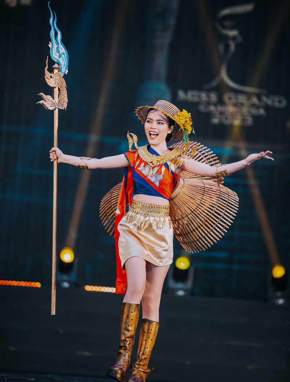 Bên cạnh đó, nhiều bộ trang phục mang hơi thở đời sống hiện đại, nhận được sự cổ vũ nồng nhiệt từ khán giả.