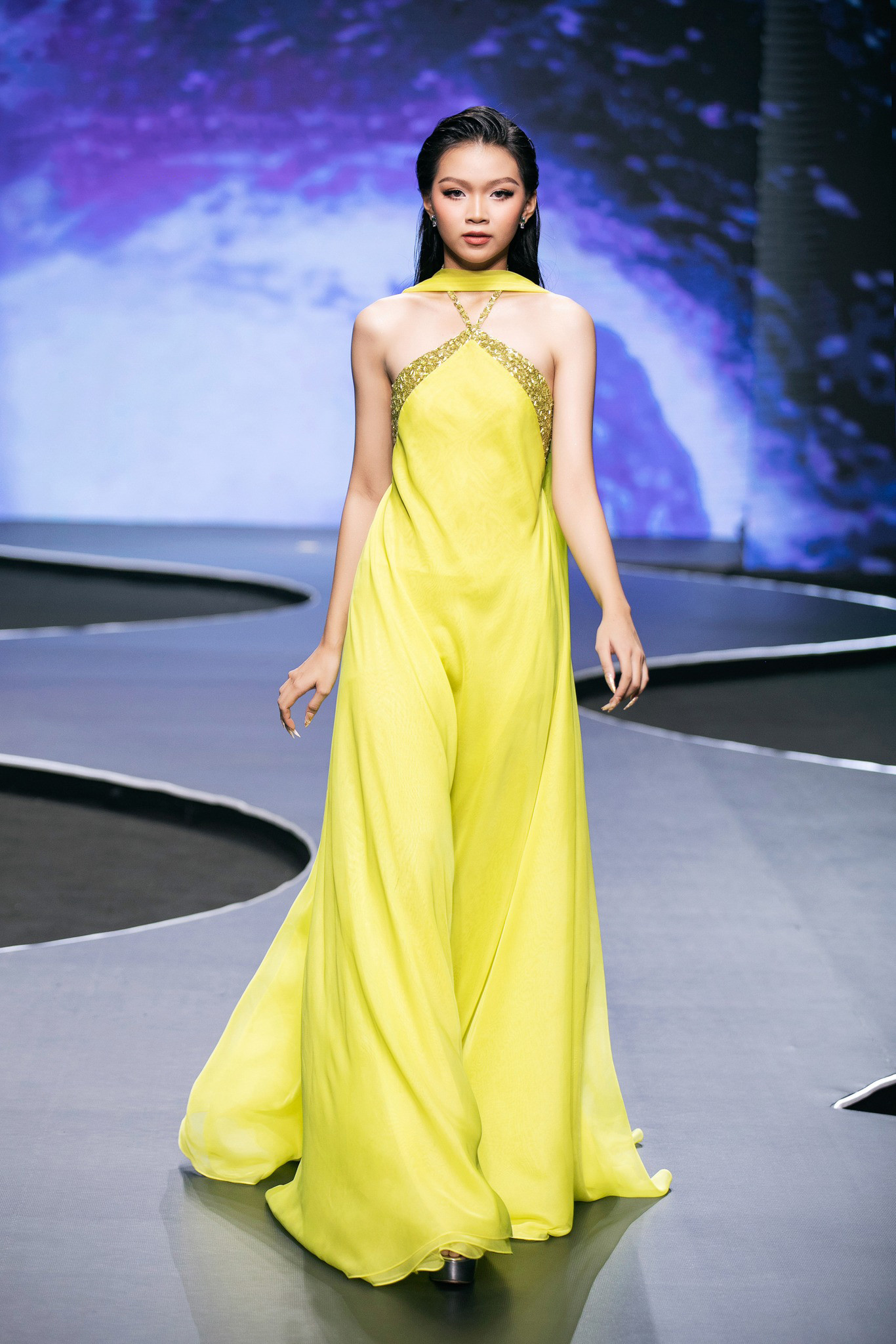 Trong đêm thi, 44 thí sinh lần lượt trình diễn 3 bộ sưu tập của các nhà thiết kế. Hầu hết đều là những thiết kế váy dạ hội.