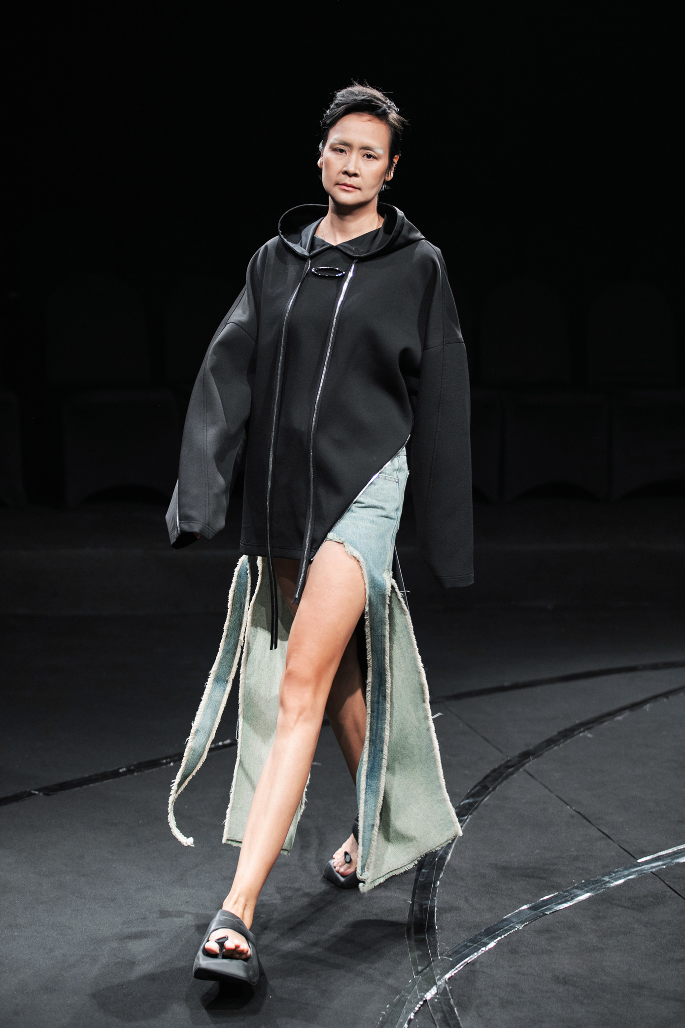 Hoa hậu Bảo Ngọc bất ngờ trình diễn thời trang sau một năm điều trị ung thư vú.