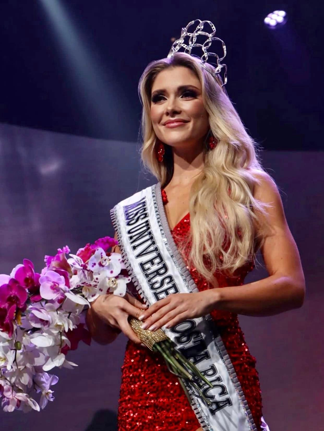 Vương miện của Lisbeth Valverde được thiết kế xếp nhiều vòng, có chất liệu giống những thanh sắt được uốn cong, đính một số viên đá màu xanh. Nhiều khán giả cho rằng thiết kế có chất liệu và kiểu dáng khó hiểu. Thậm chí, có người còn ví vương miện Hoa hậu Costa Rica nhìn giống sắt vụn được tái chế. Nhiều khán giả cũng chỉ ra rằng những thiết kế trước đó của cuộc thi Miss Costa Rica đều có kiểu dáng và chất liệu khác với vương miện thông thường.