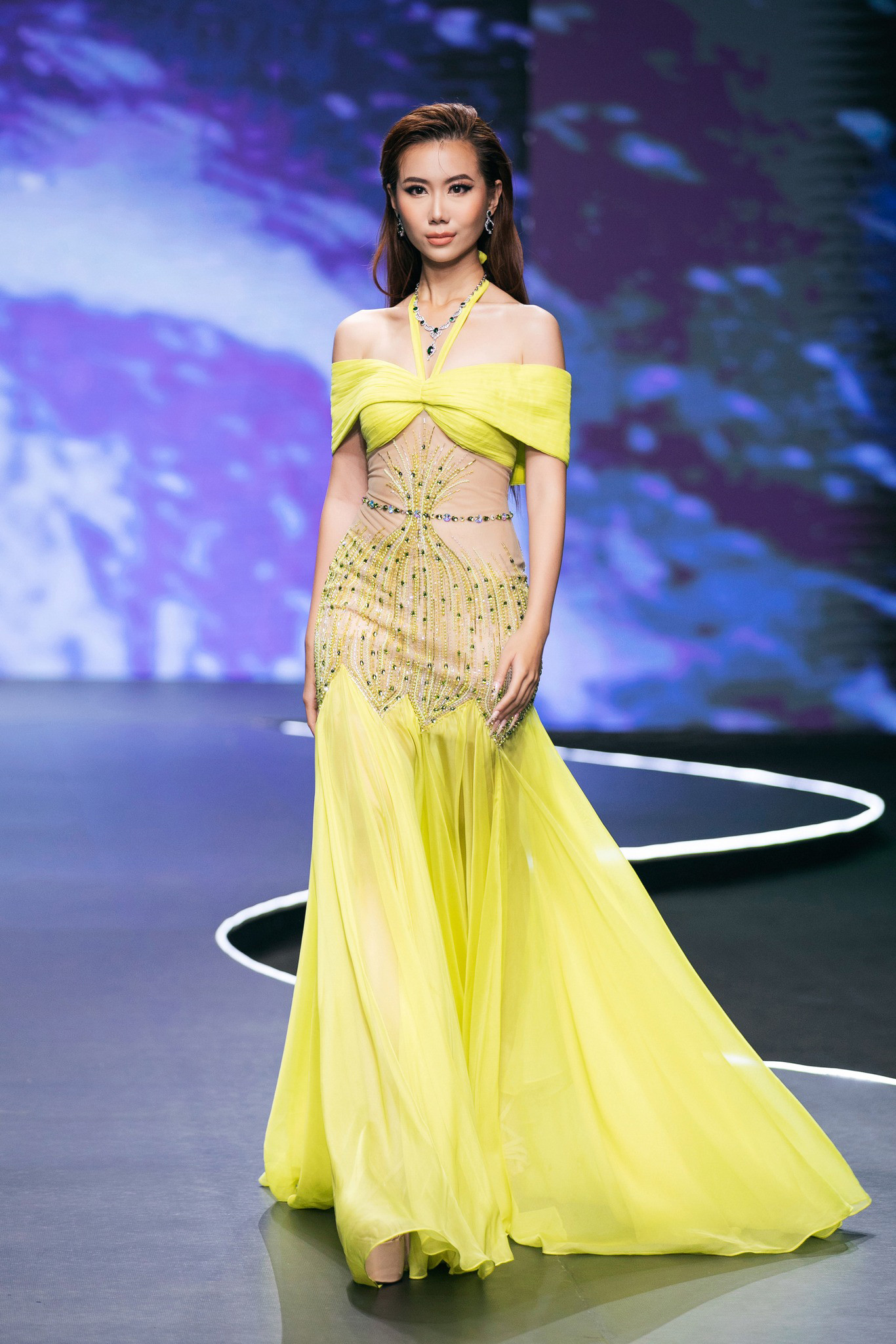 Trong đêm thi, 44 thí sinh lần lượt trình diễn 3 bộ sưu tập của các nhà thiết kế. Hầu hết đều là những thiết kế váy dạ hội.