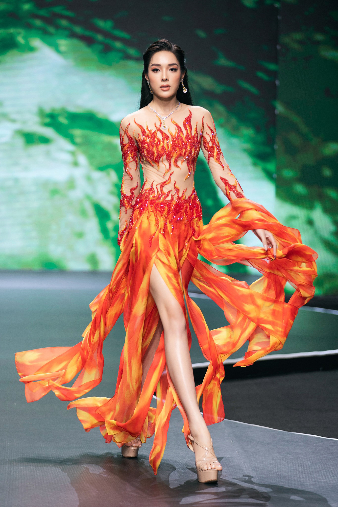 Âm thanh, ánh sáng của sự kiện nhận được nhiều sự khen ngợi từ khán giả. Đường catwalk uốn lượn mô phỏng những con sóng biển cũng tạo điều kiện để thí sinh trình diễn bay bổng hơn.