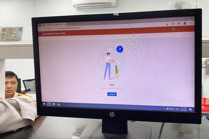 Website đăng ký xe của Cục CSGT chiều 16/8 luôn nghẽn mạng vì quá tải (Ảnh: Hoàng Quy).