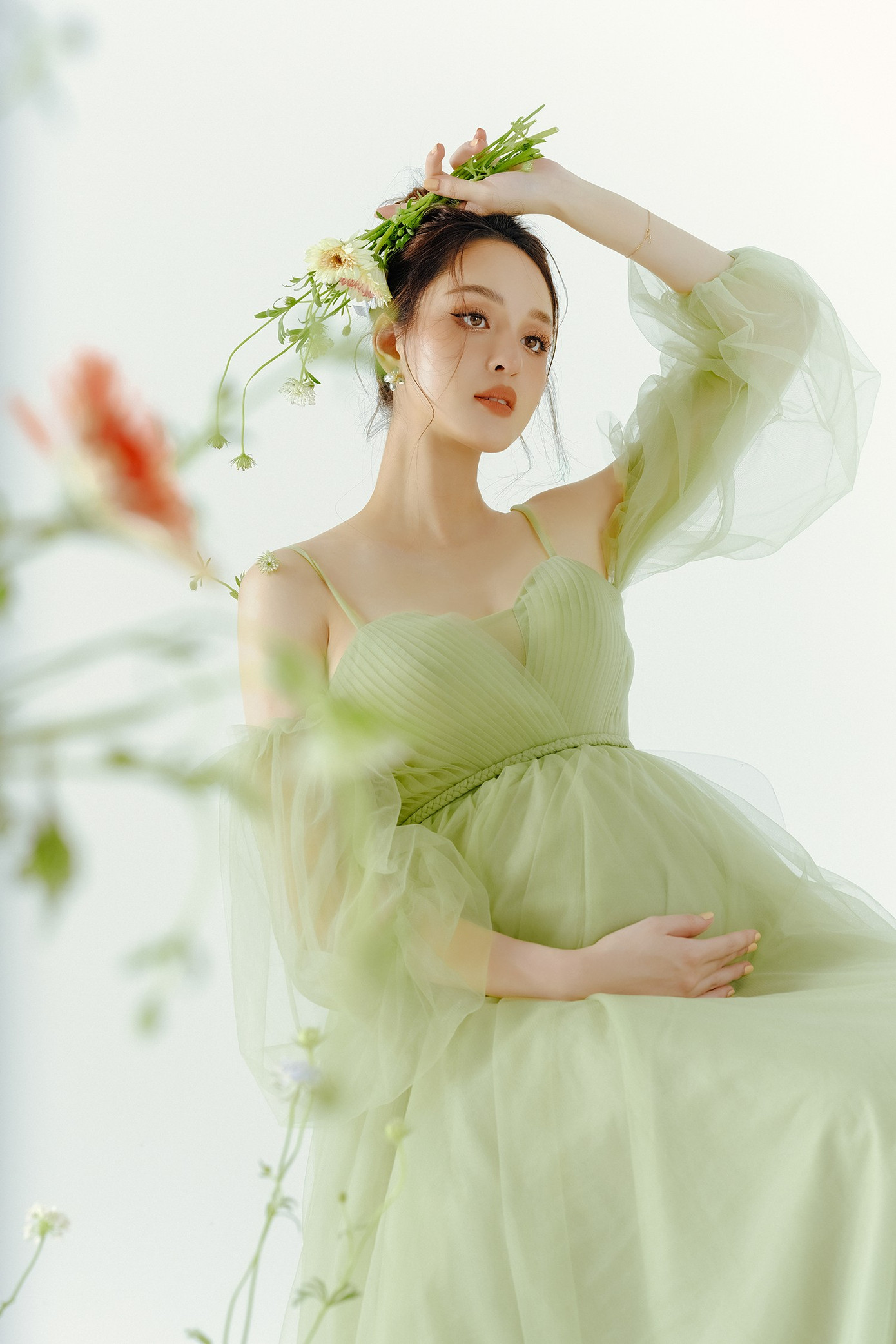 Á hậu Hoàng Anh khi mang bầu con thứ 3.