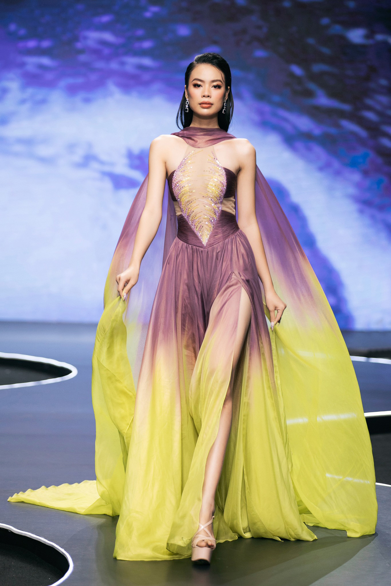 Trong đêm thi, 44 thí sinh lần lượt trình diễn 3 bộ sưu tập của các nhà thiết kế. Hầu hết đều là những thiết kế váy dạ hội.