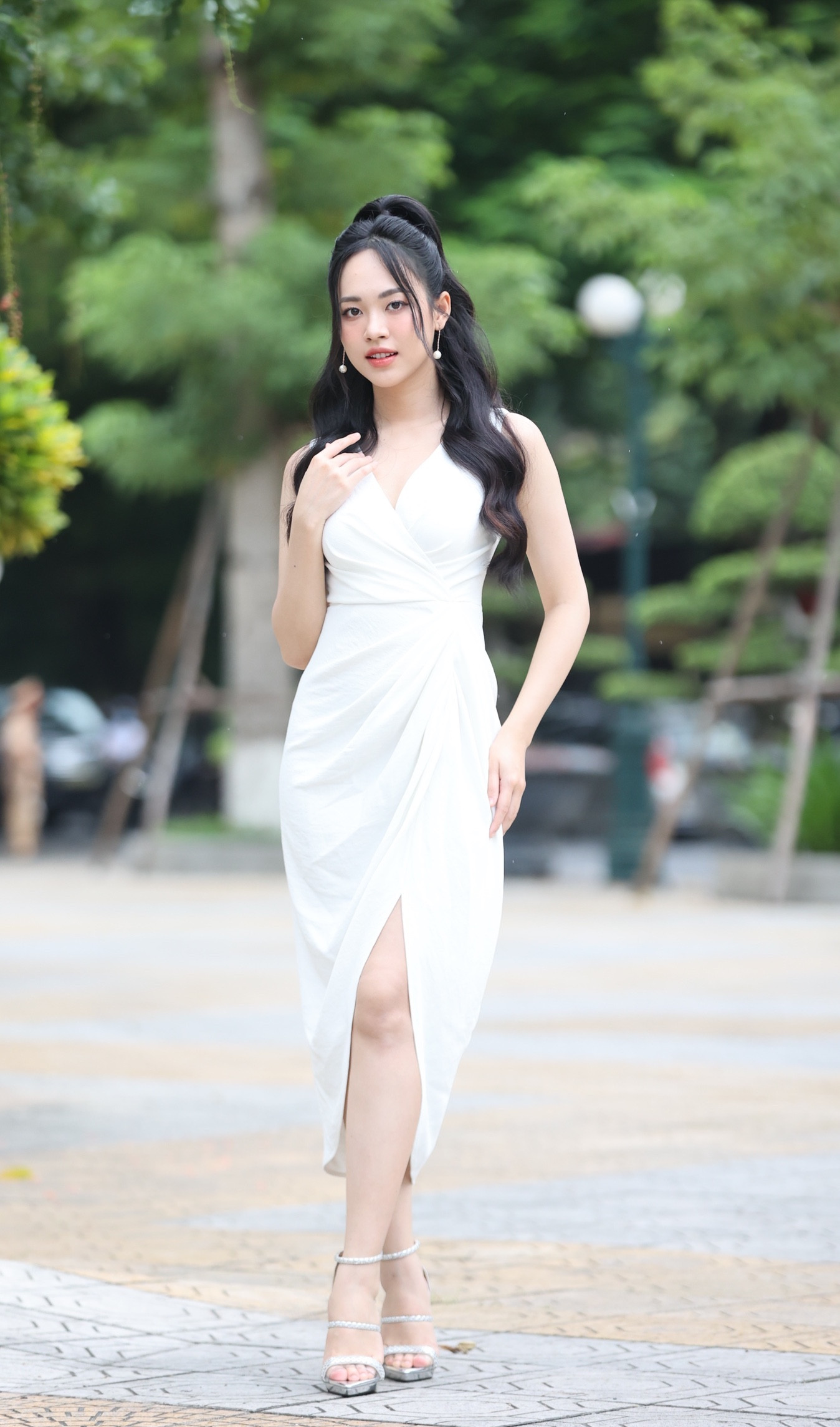 Á hậu Trịnh Thùy Linh diện váy xẻ thanh lịch khoe chân thon.