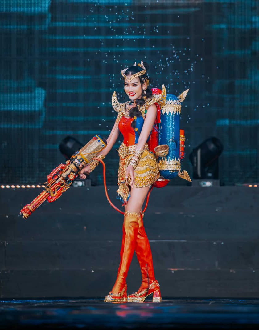 Bên cạnh đó, nhiều bộ trang phục mang hơi thở đời sống hiện đại, nhận được sự cổ vũ nồng nhiệt từ khán giả.