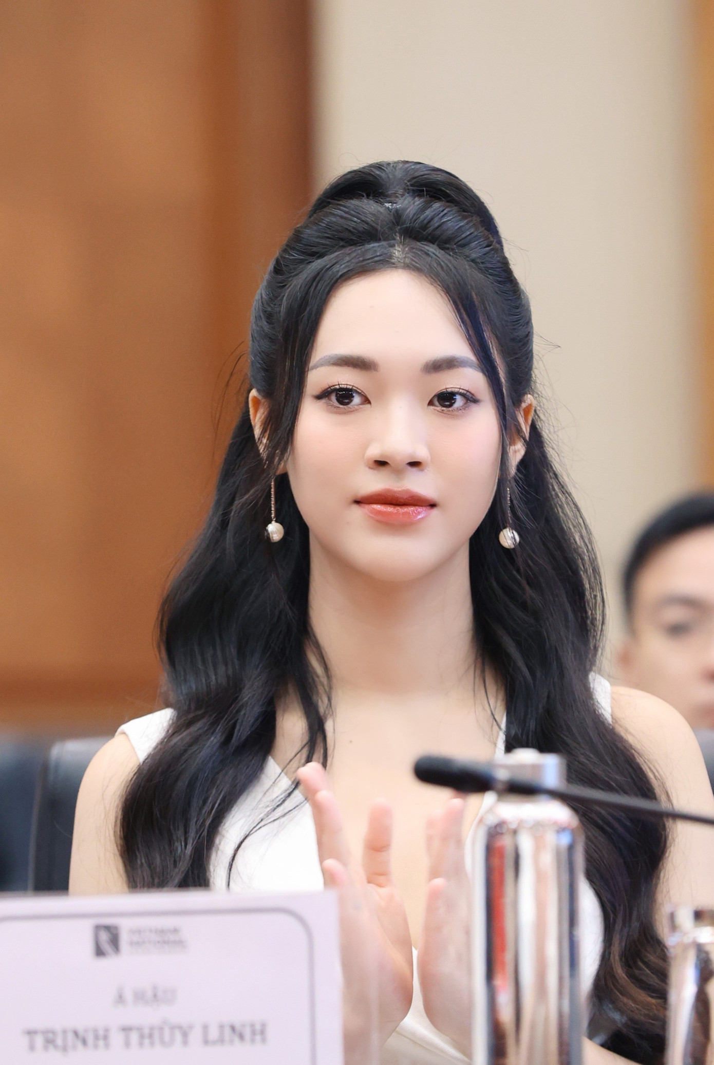 Á hậu Trịnh Thùy Linh cho biết việc tham dự hội thảo là một cơ hội quý giá đối với cô để có thêm kiến thức về các lĩnh vực kinh tế, bất động sản. Đây cũng là những chủ đề gần gũi với chuyên ngành mà cô đang theo học. Hiện cô là sinh viên ngành Kinh doanh và Marketing của Đại học Kinh tế Quốc dân.