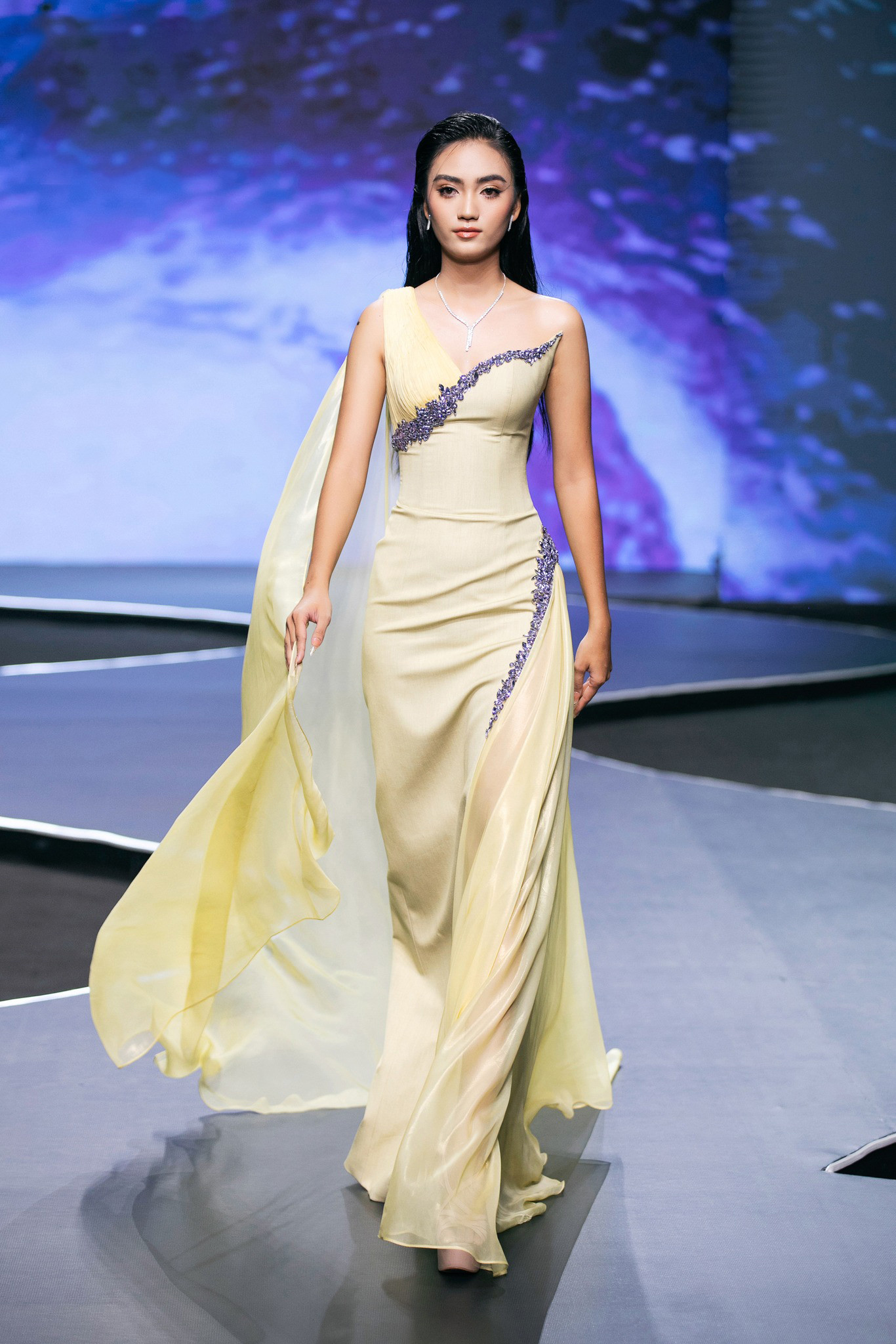 Trong đêm thi, 44 thí sinh lần lượt trình diễn 3 bộ sưu tập của các nhà thiết kế. Hầu hết đều là những thiết kế váy dạ hội.