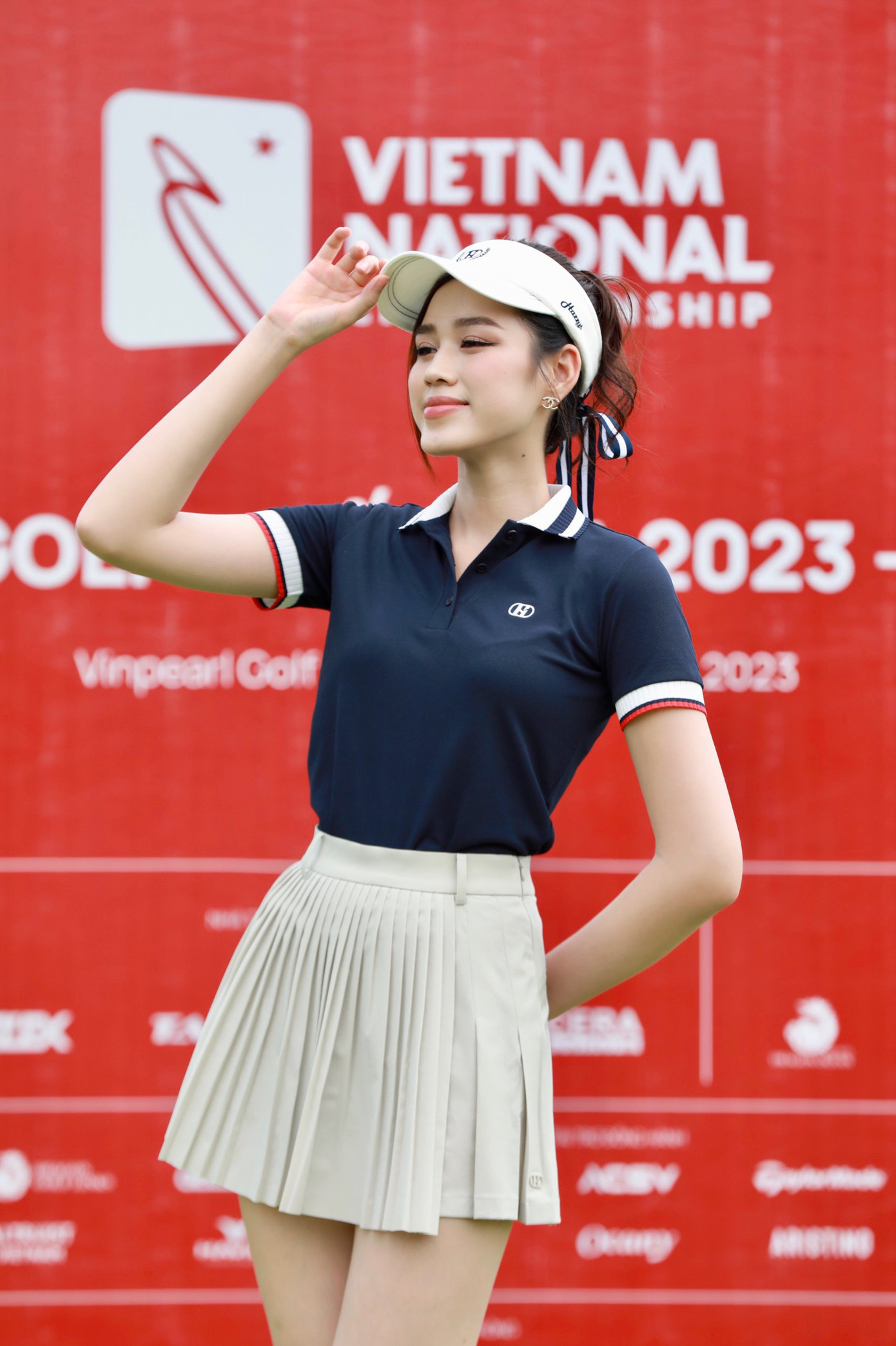 Đỗ Thị Hà đã nhiều năm đồng hành cùng các sự kiện golf do báo Tiền Phong phối hợp tổ chức. Người đẹp bày tỏ cảm xúc hào hứng, phấn khích khi chứng kiến quy mô và tính chuyên nghiệp của Giải Vô địch Golf Quốc gia năm nay.