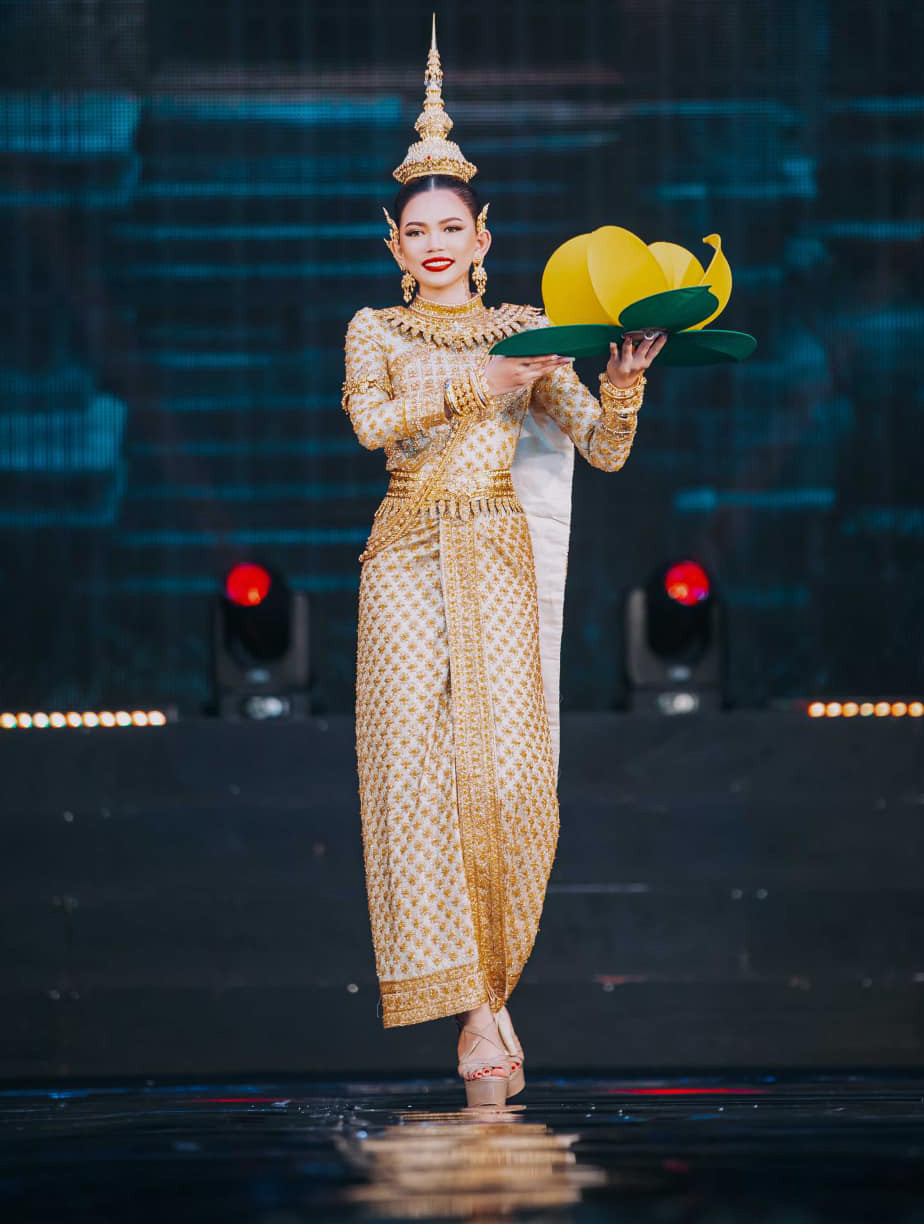 Tối 16/8 đã diễn ra đêm thi trình diễn trang phục dân tộc thuộc khuôn khổ cuộc thi Hoa hậu Hòa bình Campuchia 2023. Đây là một phần thi được công chúng mong đợi với sân khấu, âm thanh lộng lẫy và những thiết kế hoành tráng.