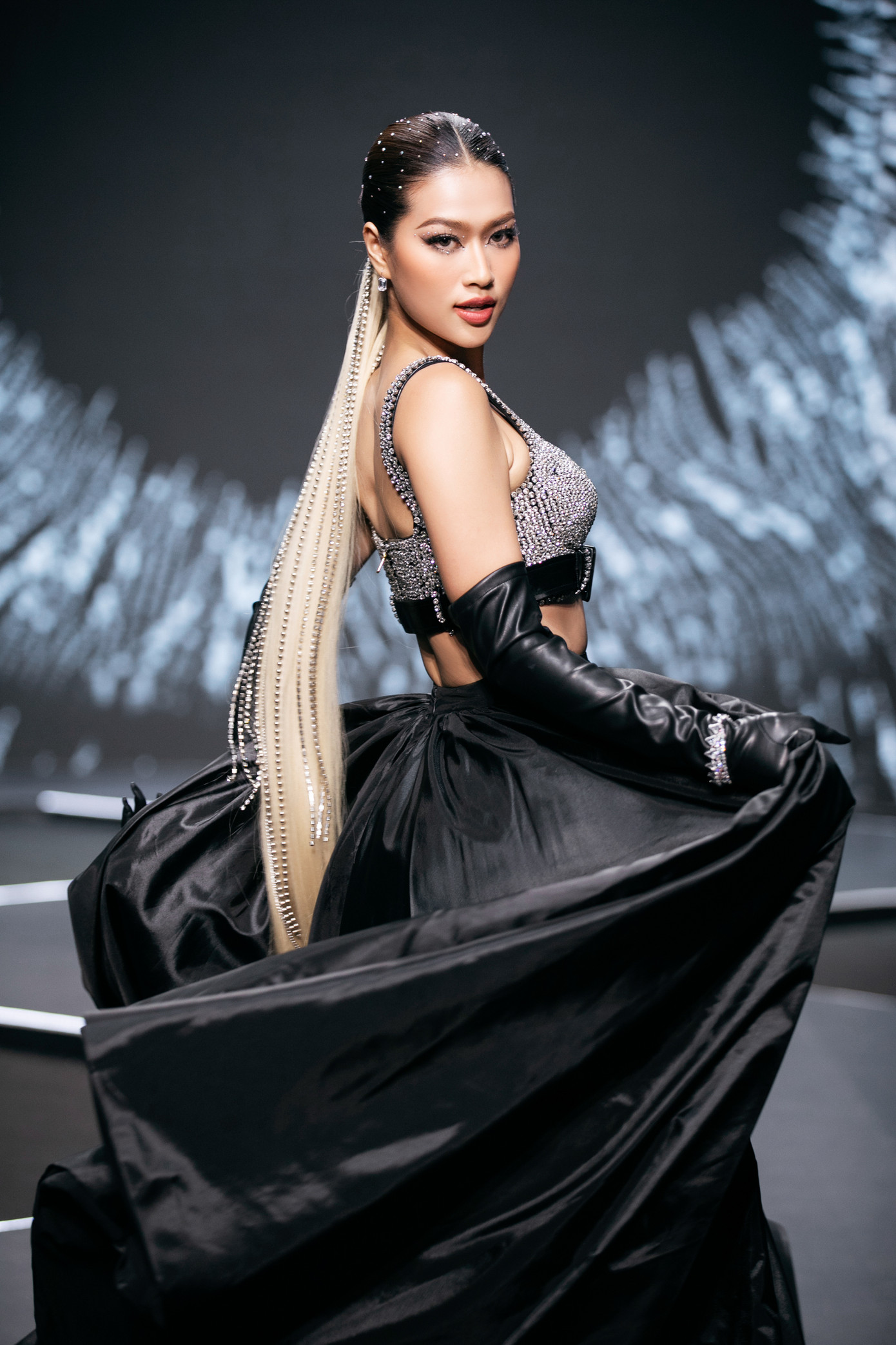 Hoa hậu Hòa bình Việt Nam Đoàn Thiên Ân cũng đảm nhận vai trò vedette của một bộ sưu tập. Cô diện thiết kế tông màu đen bí ẩn.