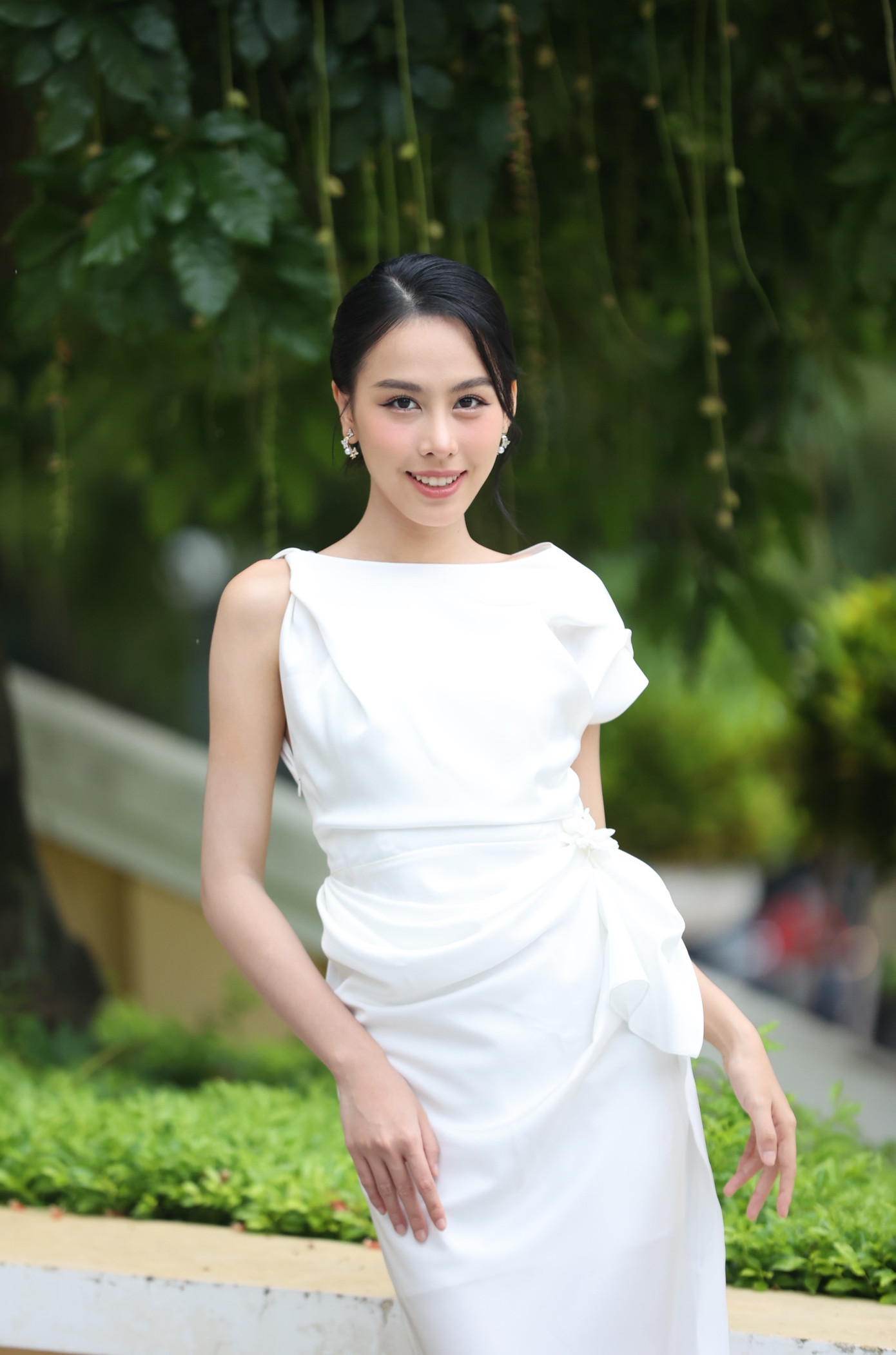 Á hậu Ngọc Hằng thanh lịch, sang trọng với kiểu búi tóc gọn gàng và trang điểm nhẹ nhàng.