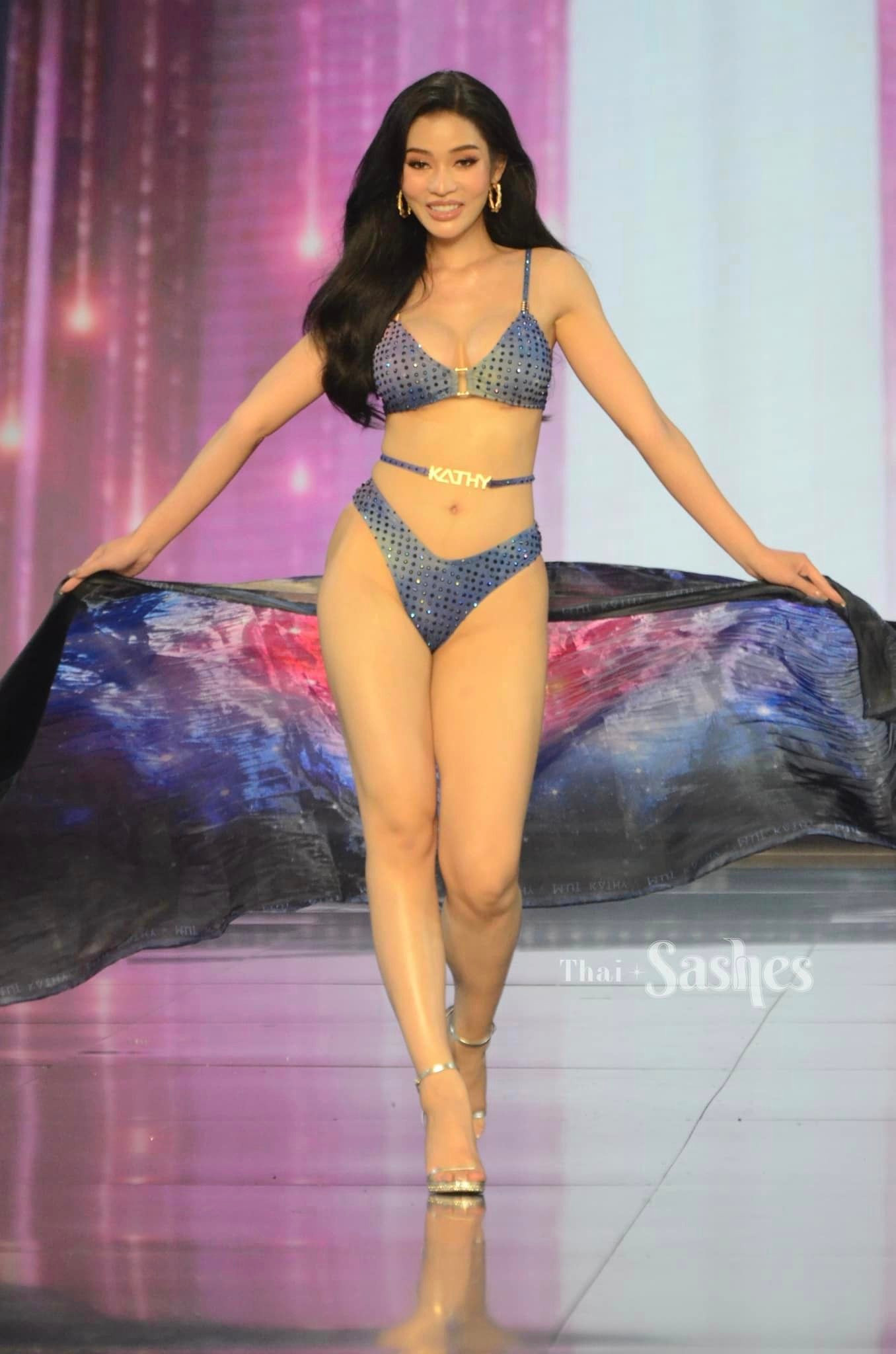 Trang phục bikini năm nay được khán giả đánh giá cao, tôn được vẻ đẹp hình thể của thí sinh.