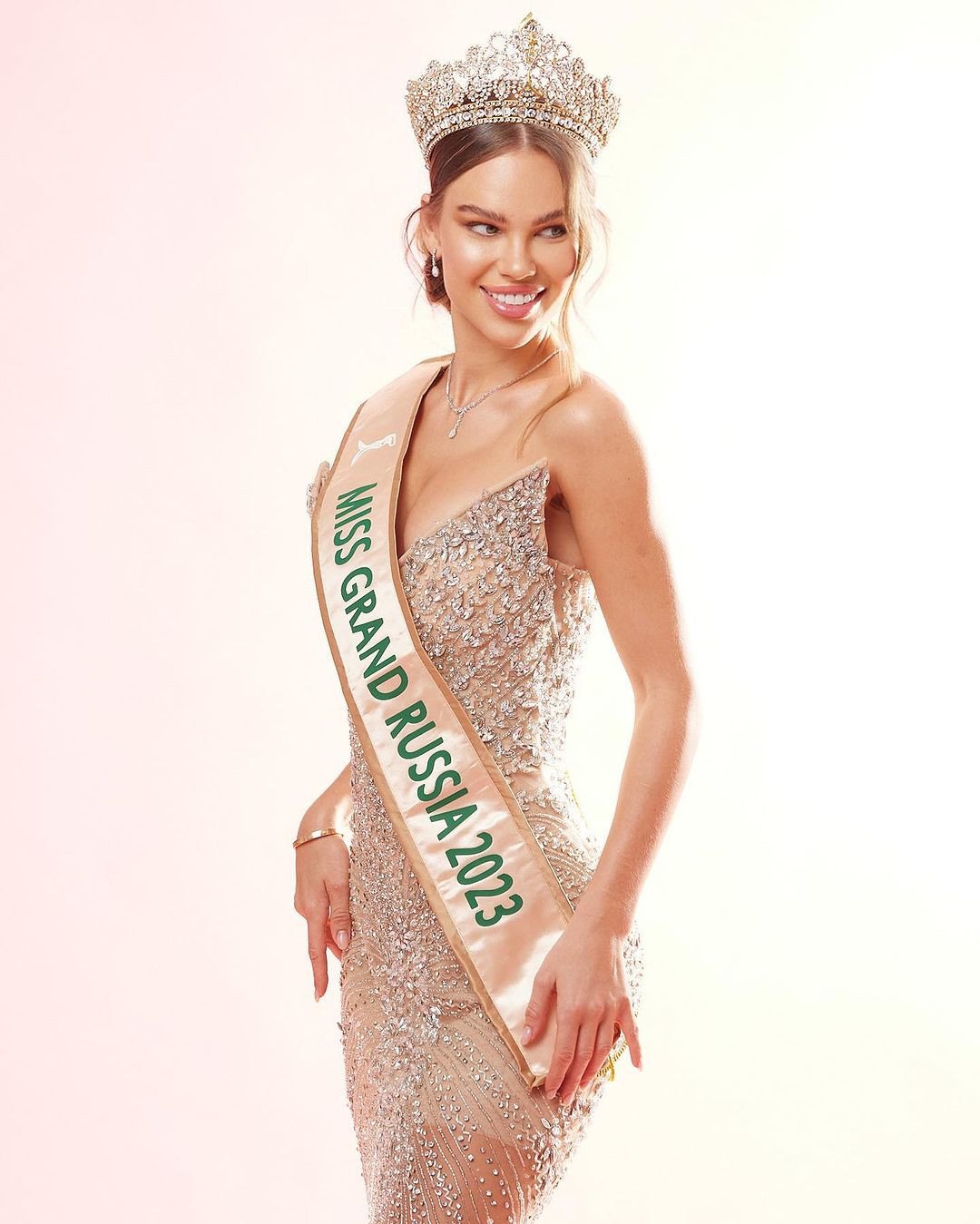 Người đẹp Anastasiia Volkonskaia đã được bổ nhiệm trở thành Hoa hậu Hòa bình Nga 2023. Cô sẽ đại diện nước Nga tham dự cuộc thi Hoa hậu Hòa bình Quốc tế 2023 tổ chức ở Việt Nam vào tháng 10. Người đẹp Anastasiia Volkonskaia đã được bổ nhiệm trở thành Hoa hậu Hòa bình Nga 2023. Cô sẽ đại diện nước Nga tham dự cuộc thi Hoa hậu Hòa bình Quốc tế 2023 tổ chức ở Việt Nam vào tháng 10.