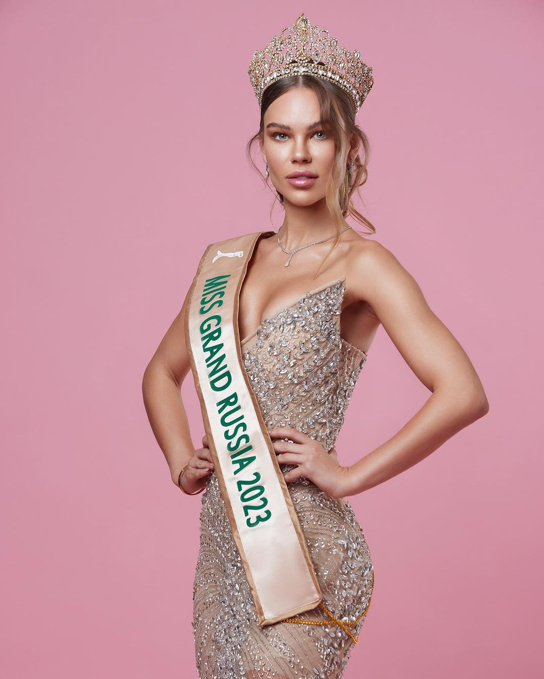 Người đẹp Anastasiia Volkonskaia đã được bổ nhiệm trở thành Hoa hậu Hòa bình Nga 2023. Cô sẽ đại diện nước Nga tham dự cuộc thi Hoa hậu Hòa bình Quốc tế 2023 tổ chức ở Việt Nam vào tháng 10. Người đẹp Anastasiia Volkonskaia đã được bổ nhiệm trở thành Hoa hậu Hòa bình Nga 2023. Cô sẽ đại diện nước Nga tham dự cuộc thi Hoa hậu Hòa bình Quốc tế 2023 tổ chức ở Việt Nam vào tháng 10.