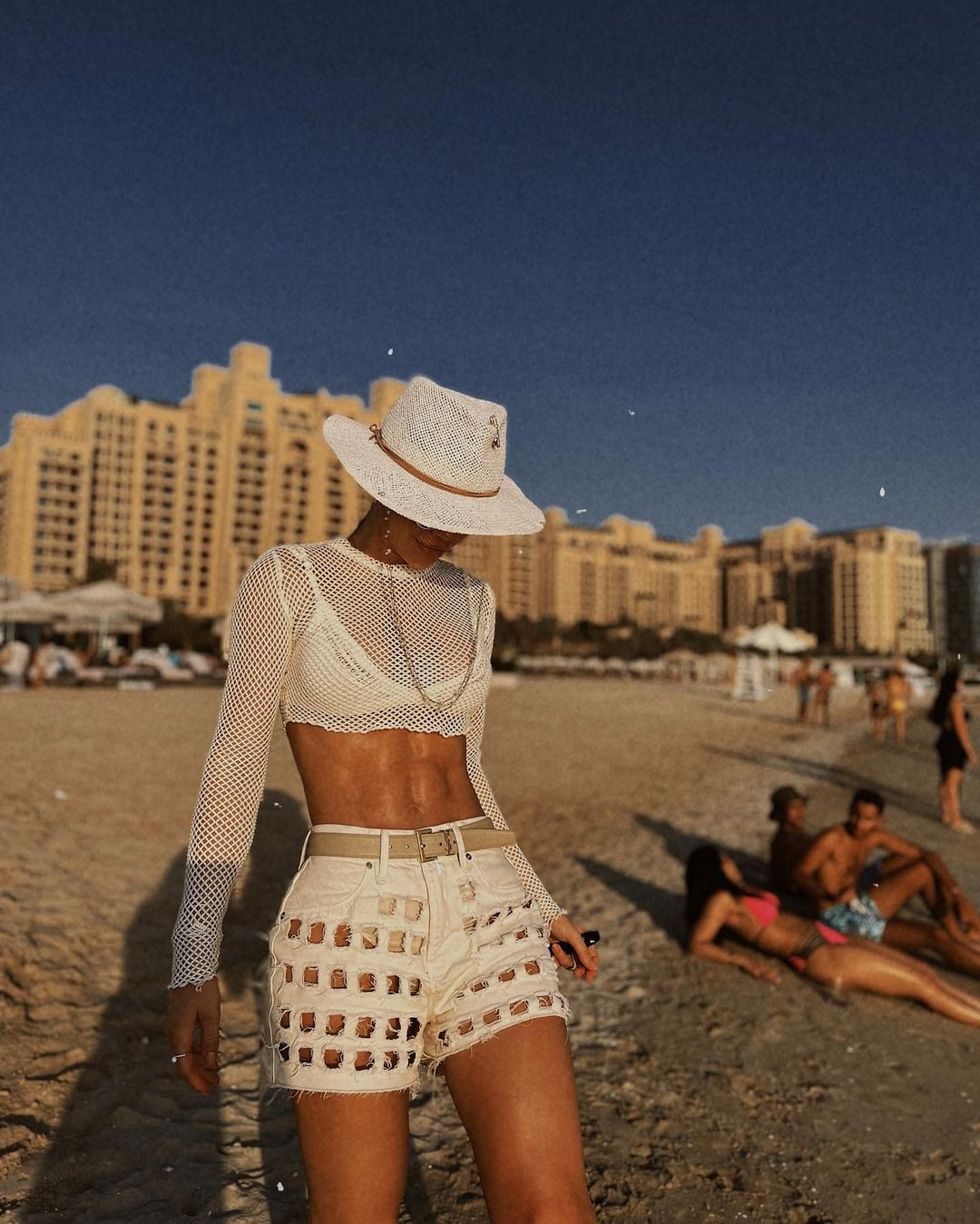 Người đẹp thường xuyên khoe múi bụng săn chắc trên trang Instagram cá nhân có gần 200.000 người theo dõi, nhận được sự ngưỡng mộ từ khán giả. Người đẹp thường xuyên khoe múi bụng săn chắc trên trang Instagram cá nhân có gần 200.000 người theo dõi, nhận được sự ngưỡng mộ từ khán giả.