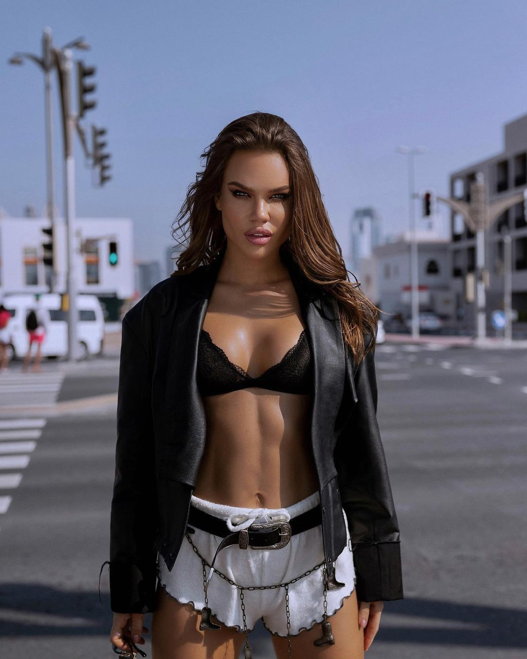 Anastasiia Volkonskaia là người đam mê sức khỏe và thể hình. Chính vì thế, cô có hình thể rắn rỏi với múi bụng săn chắc, quyến rũ. Anastasiia Volkonskaia là người đam mê sức khỏe và thể hình. Chính vì thế, cô có hình thể rắn rỏi với múi bụng săn chắc, quyến rũ.