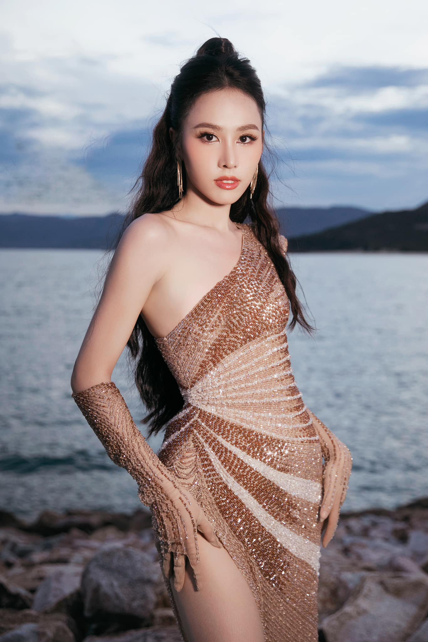 Ngọc Hằng còn ghi điểm bởi loạt thành tích ấn tượng. Hiện tại, cô theo học Chuyên ngành Kinh doanh quốc tế của Đại học Western Sydney và thông thạo tiếng Anh. Cô đạt IELTS 6.0 thời phổ thông, nhiều năm liền là học sinh giỏi, đứng top đầu của lớp. Ngoài tiếng Anh, cô đang học và có thể giao tiếp cơ bản tiếng Nhật và tiếng Hàn.