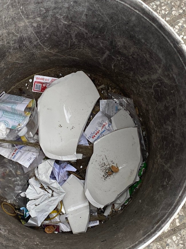 Tô sành rất lớn ném từ trên cao xuống lộ tan nát tại thị trấn Thủ Thừa, huyện Thủ Thừa (Long An). Ảnh: Thiên Long.