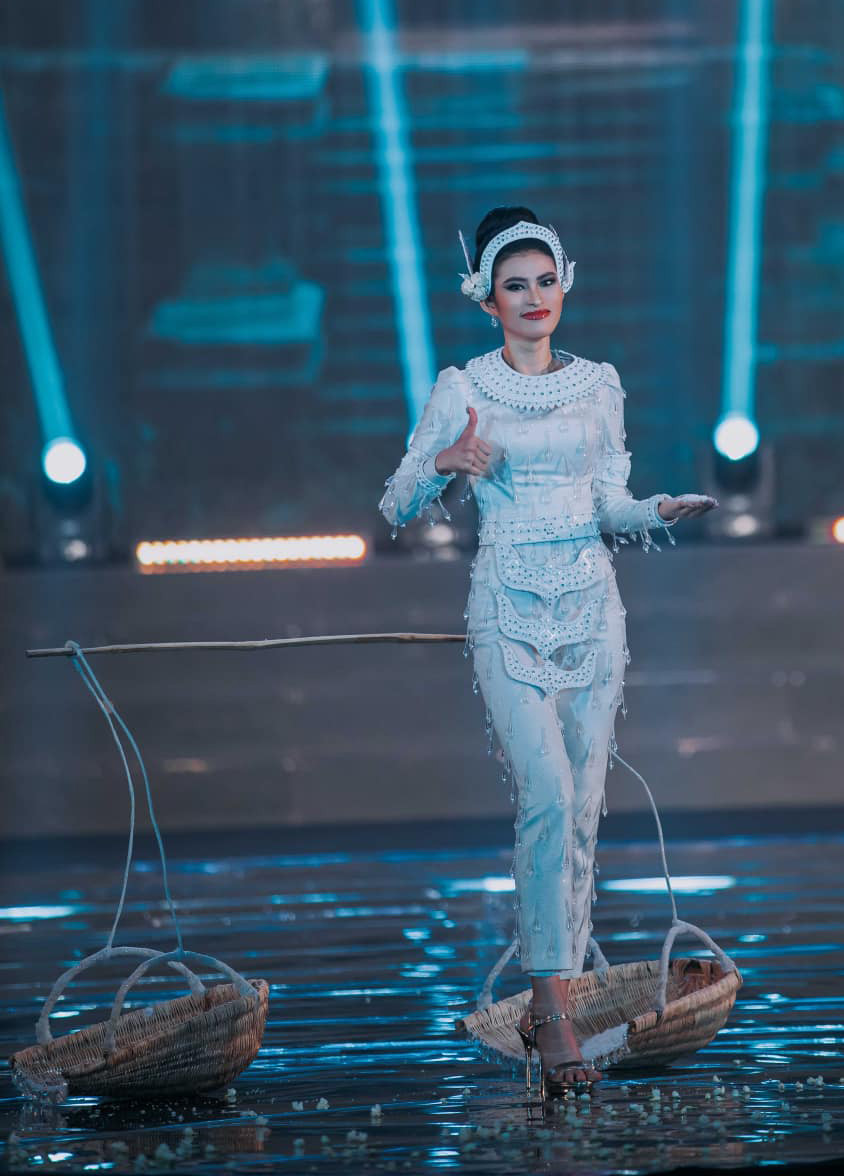 Nhiều thí sinh mang tới sân khấu trang phục có ý tưởng lạ. Có thí sinh trình diễn trang phục lấy ý tưởng từ muối và ăn thử ngay trên sân khấu. Có thí sinh lại mang đến thiết kế lấy chủ đề về đời sống tâm linh.