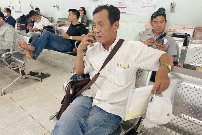 Ông Phạm Tạ Thu Thao mệt mỏi vì làm thủ tục thu hồi giấy đăng ký, biển số 2 ngày chưa xong (Ảnh: Hoàng Quy).