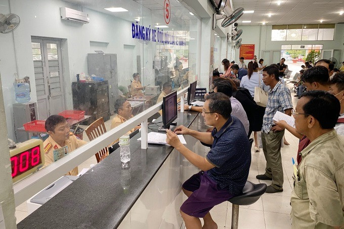 Rất đông người dân đi làm giấy đăng ký xe chiều 16/8 tại Đội Đăng ký, Quản lý phương tiện giao thông cơ giới đường bộ (Ảnh: Hoàng Quy).