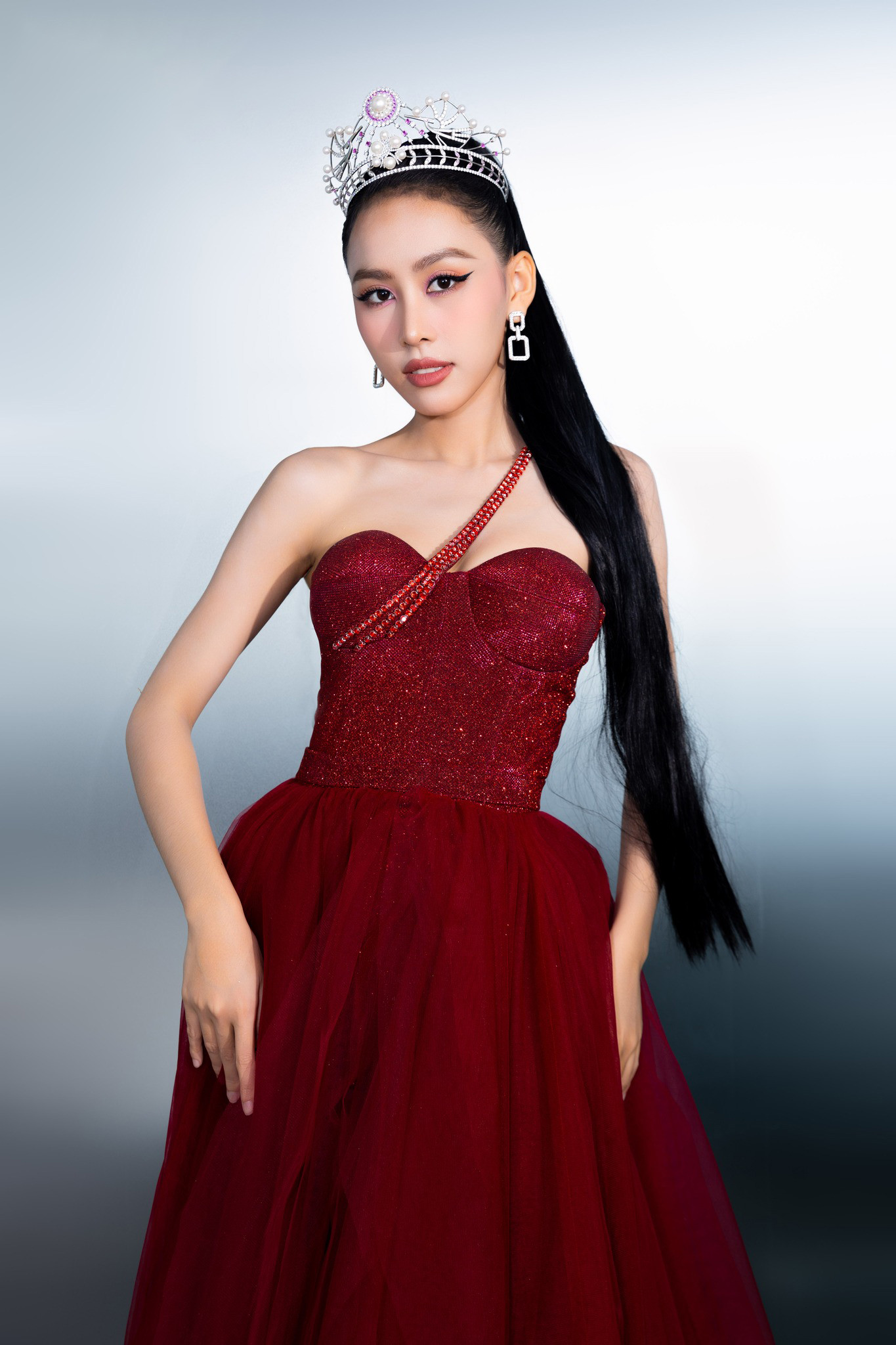 Chia sẻ sau khi được bổ nhiệm trở thành đại diện Việt Nam tại Hoa hậu Liên lục địa 2023, Á hậu Ngọc Hằng nói: “Thật sự tự hào khi tôi có thể đại diện Việt Nam tại Hoa hậu Liên lục địa 2023. Thành công của đương kim Hoa hậu Lê Nguyễn Bảo Ngọc vừa là cơ hội vừa là thách thức cho tôi trong hành trình sắp tới. Nhưng tôi chắc chắn dốc sức mình".