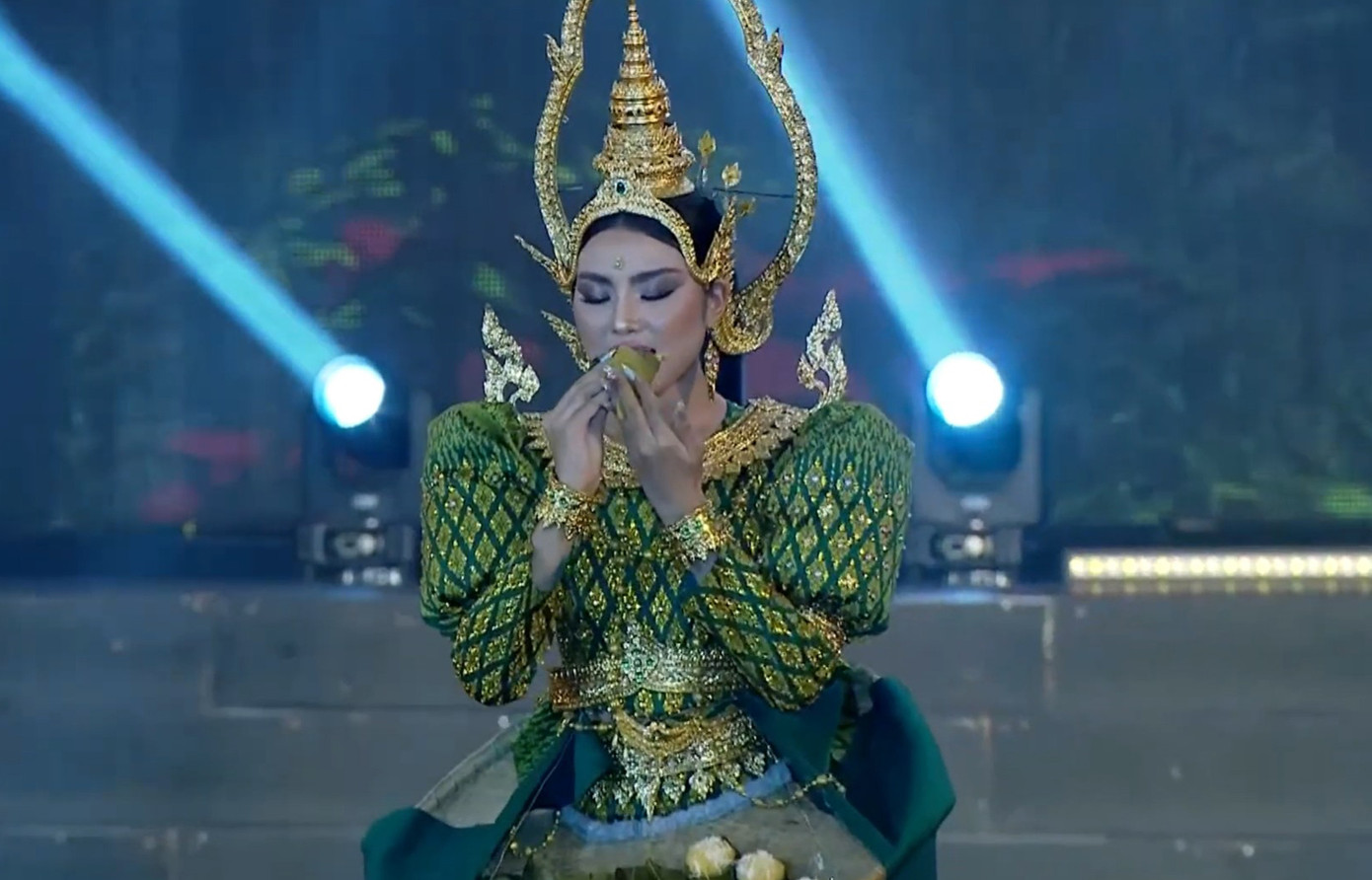 Một số bộ trang phục tôn vinh ẩm thực của Campuchia. Thí sinh ăn hoa quả ngay trên sân khấu khi trình diễn khiến khán giả thích thú.