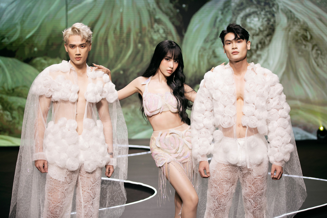 Á hậu Ngọc Hằng đảm nhận vai trò first face trong một màn trình diễn. Cô diện thiết kế khoe vòng eo thon gọn.