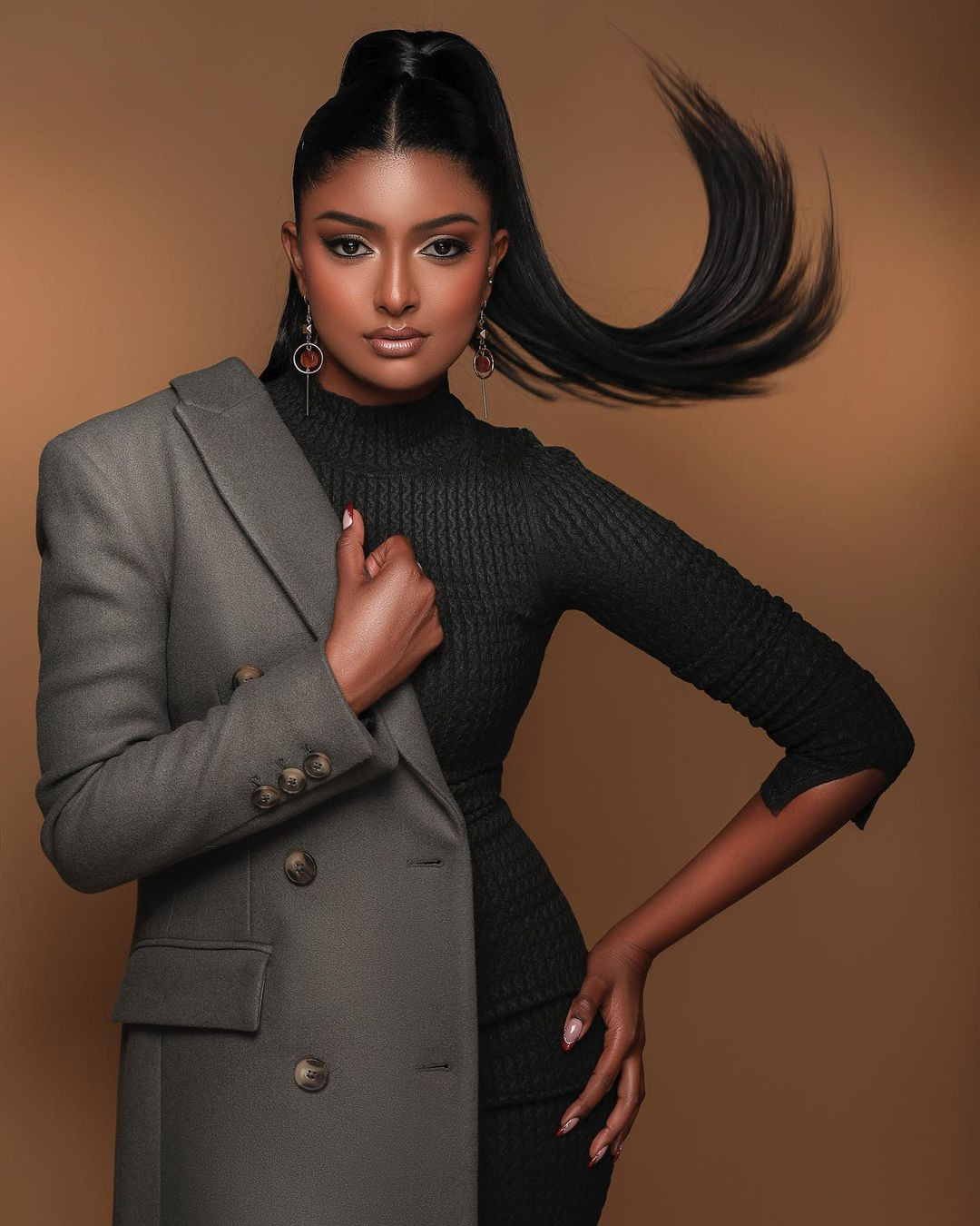 Hoa hậu Nam Phi 2023 Natasha Joubert và Á hậu 1 Bryoni Natalie Govender.