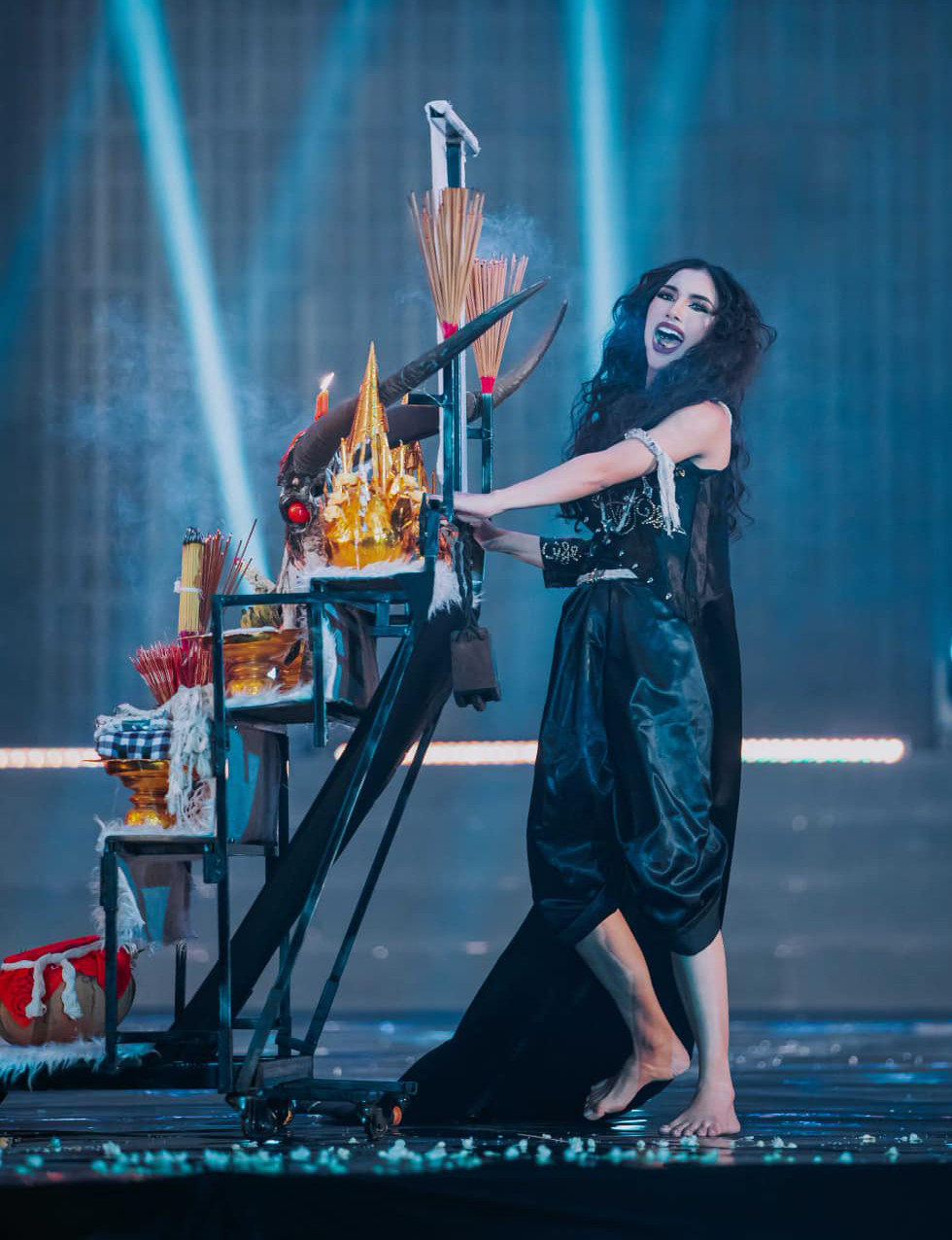 Nhiều thí sinh mang tới sân khấu trang phục có ý tưởng lạ. Có thí sinh trình diễn trang phục lấy ý tưởng từ muối và ăn thử ngay trên sân khấu. Có thí sinh lại mang đến thiết kế lấy chủ đề về đời sống tâm linh.