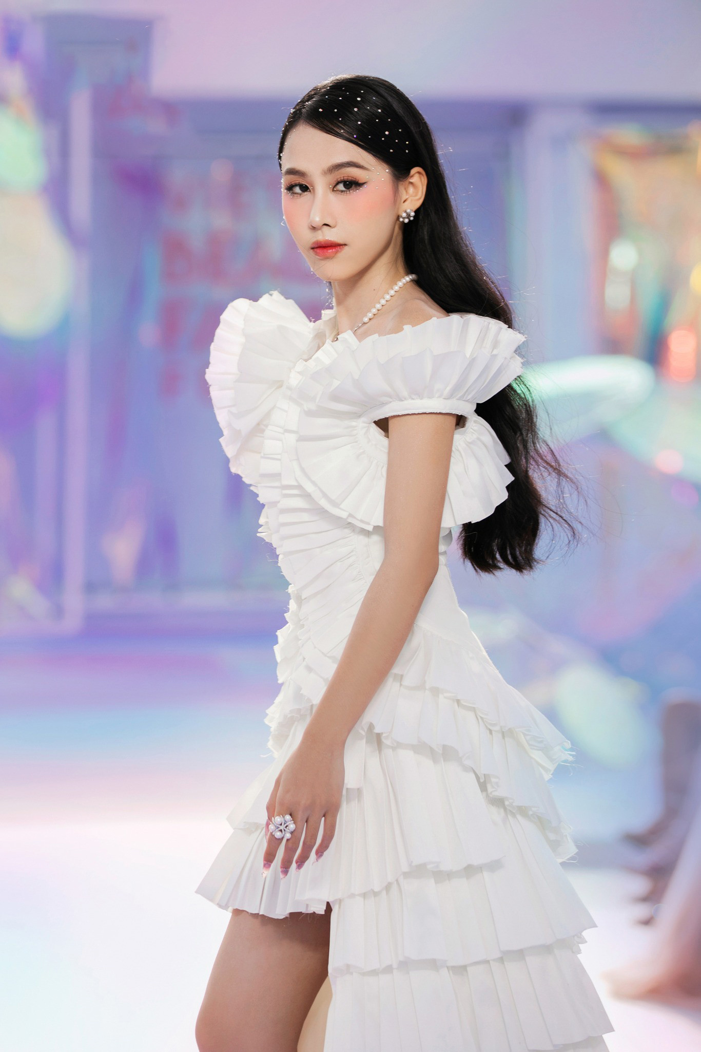 Catwalk không phải là thế mạnh của người đẹp, tuy nhiên Ngọc Hằng vẫn ghi điểm trong mỗi lần trình diễn trên sàn thời trang. Cô có cách trình diễn thanh thoát, nhẹ nhàng, thích hợp với những bộ trang phục thanh lịch.