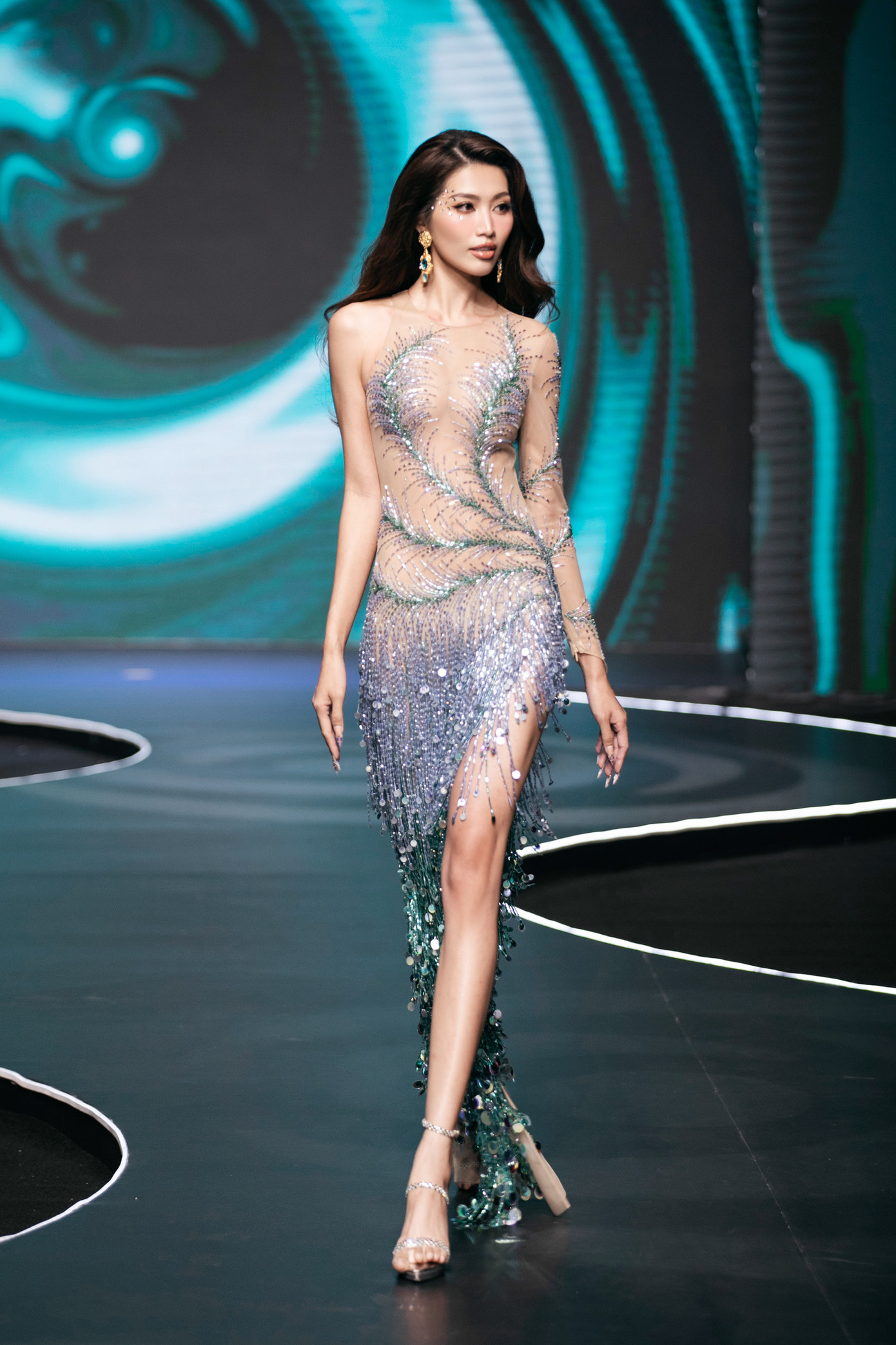 Á hậu Chế Nguyễn Quỳnh Châu diện váy xuyên thấu, đảm nhận vai trò vedette trong một màn trình diễn.