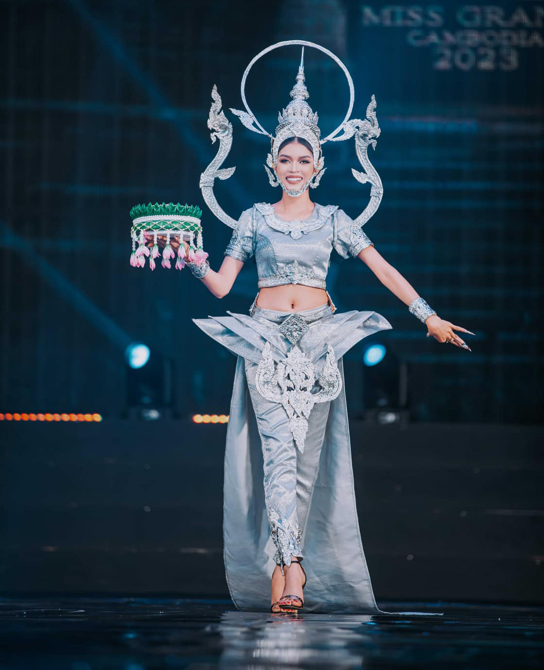 Tối 16/8 đã diễn ra đêm thi trình diễn trang phục dân tộc thuộc khuôn khổ cuộc thi Hoa hậu Hòa bình Campuchia 2023. Đây là một phần thi được công chúng mong đợi với sân khấu, âm thanh lộng lẫy và những thiết kế hoành tráng.