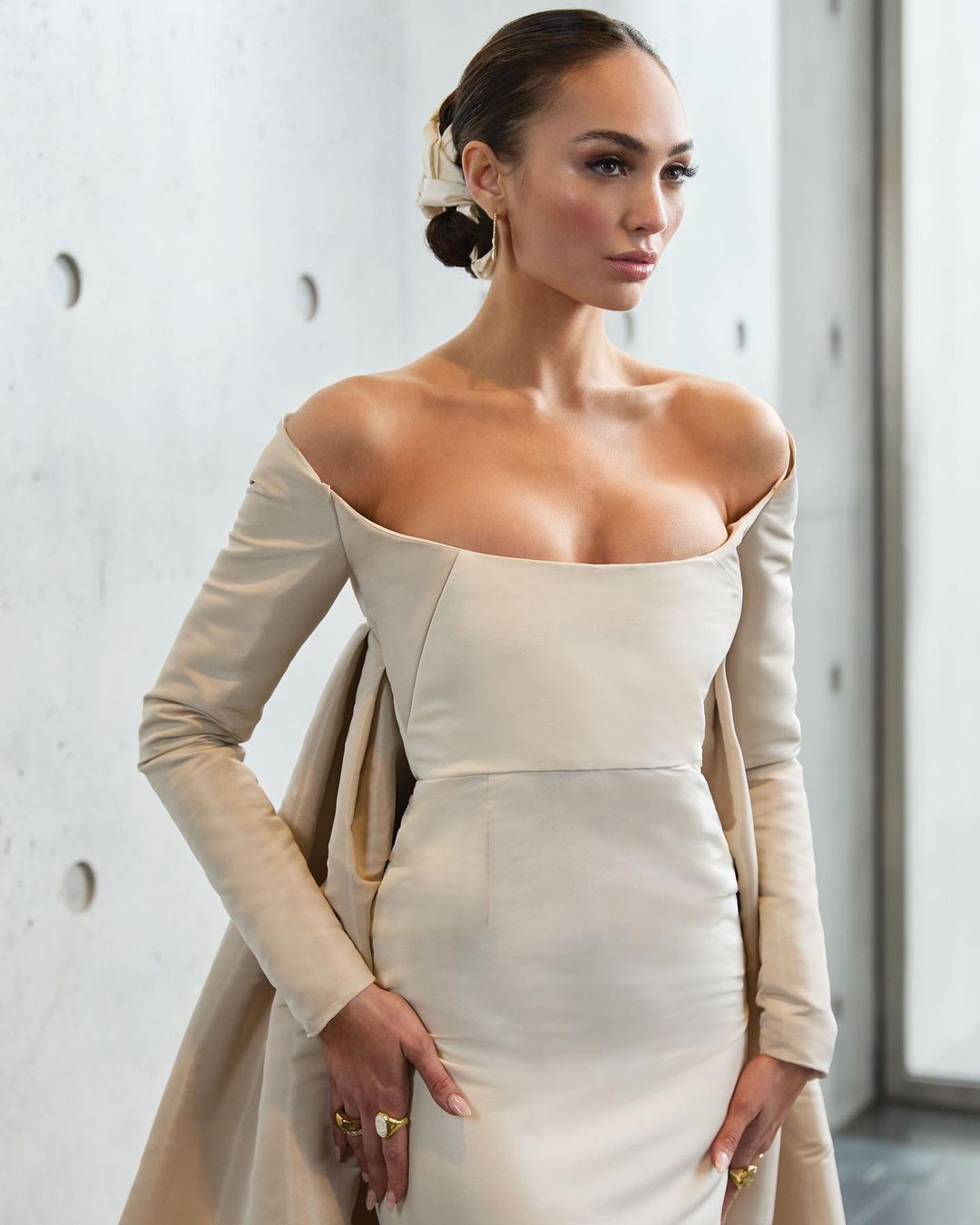 R'Bonney Gabriel diện váy cúp ngực trong lần xuất hiện trên tạp chí của Philippines.