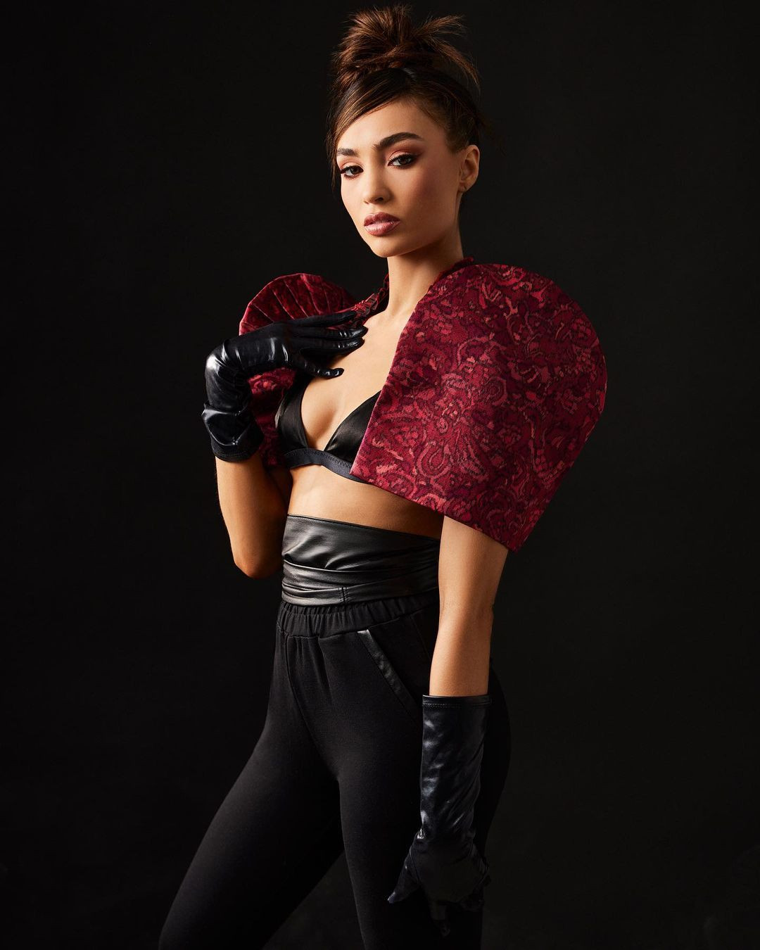 Diện trang phục cách điệu từ thiết kế truyền thống của phụ nữ Philippines, R'Bonney Gabriel vẫn khoe khéo cơ thể quyến rũ.