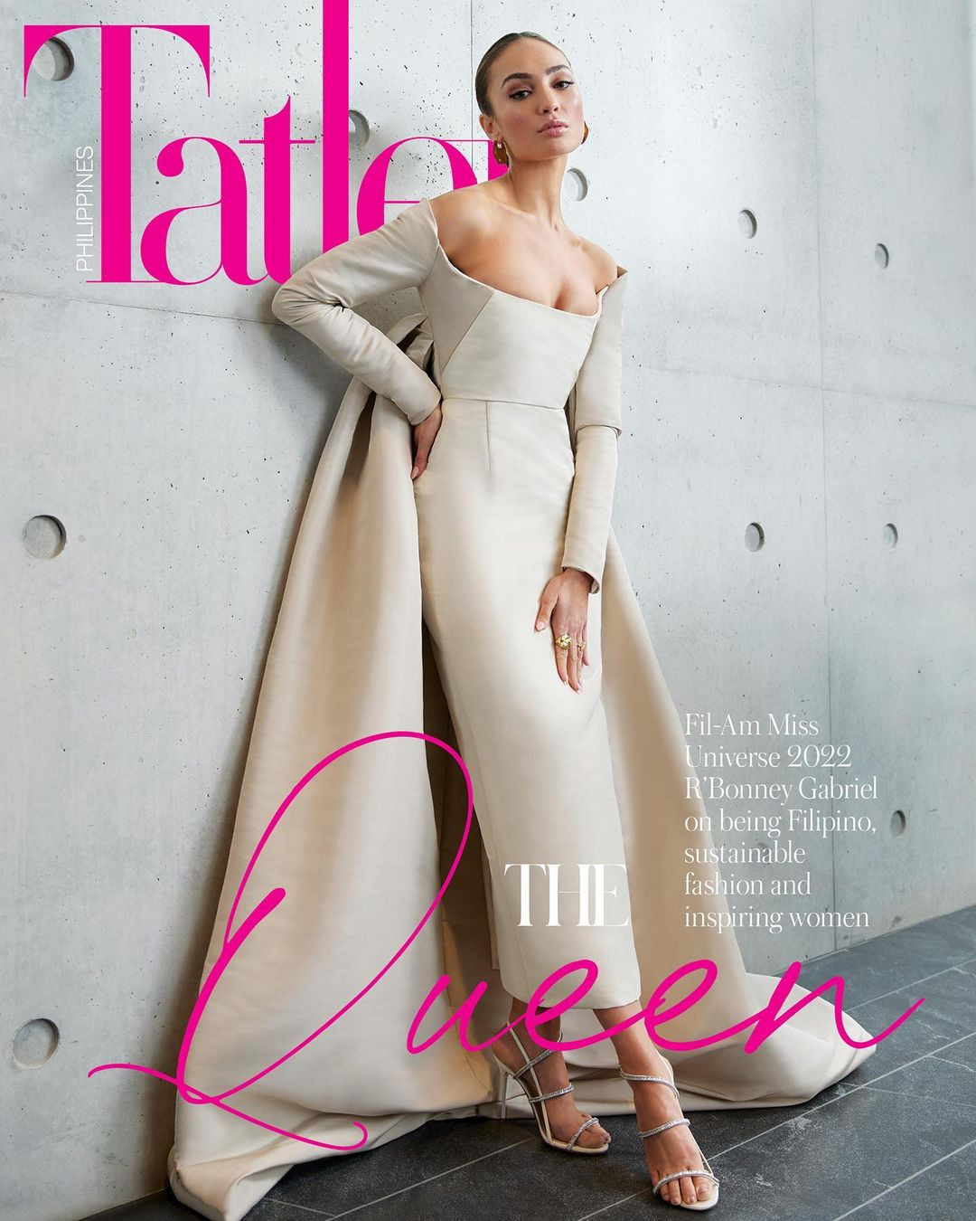 R'Bonney Gabriel diện váy cúp ngực trong lần xuất hiện trên tạp chí của Philippines.