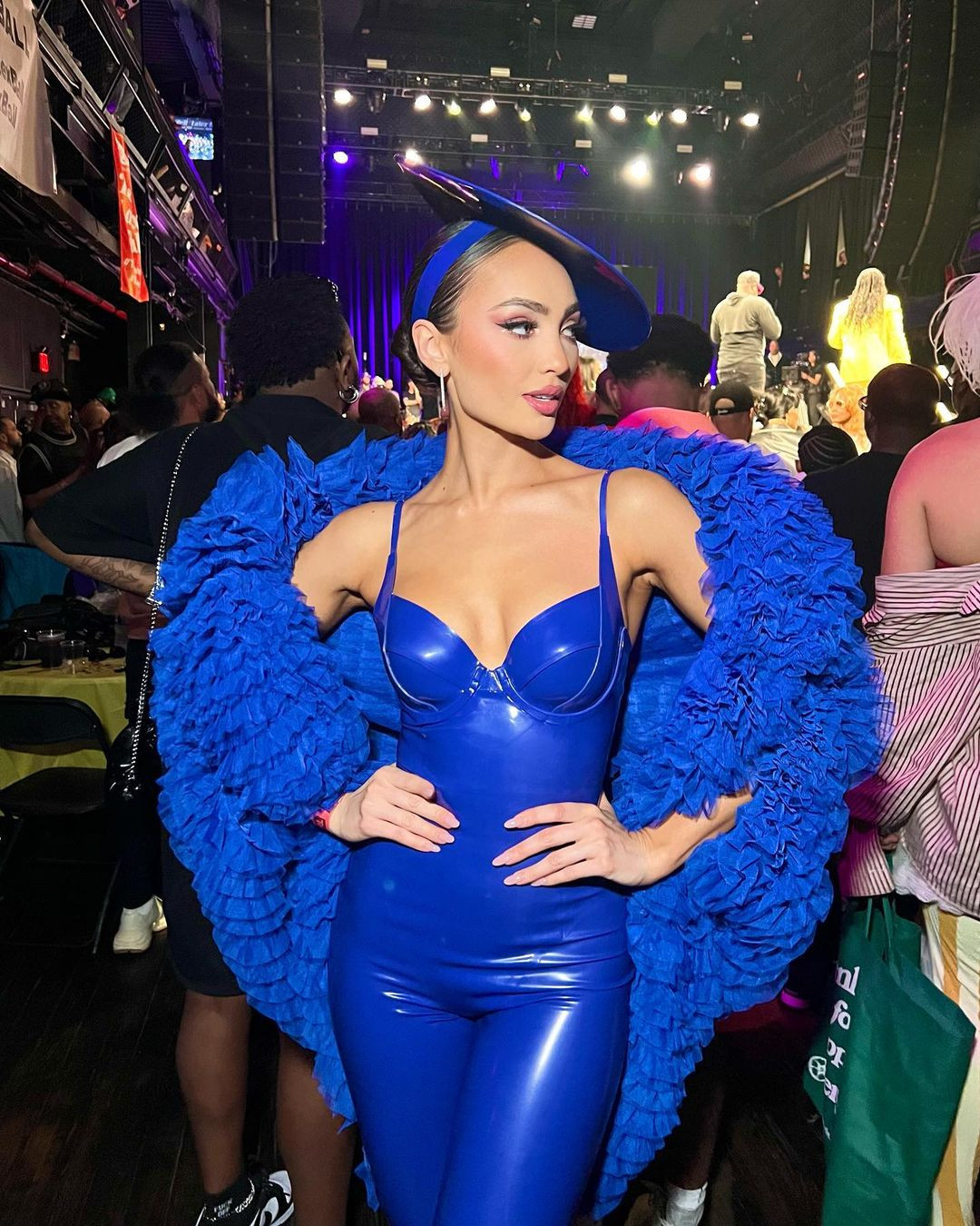 Là một nhà thiết kế thời trang nên R'Bonney Gabriel được đánh giá có phong cách riêng. Trong nhiệm kỳ, R'Bonney Gabriel biến hóa nhiều phong cách. Bộ jumpsuit chất liệu da tông màu xanh, kết hợp cùng phụ kiện đội đầu phong cách vị lai mang lại vẻ cuốn hút cho người đẹp.