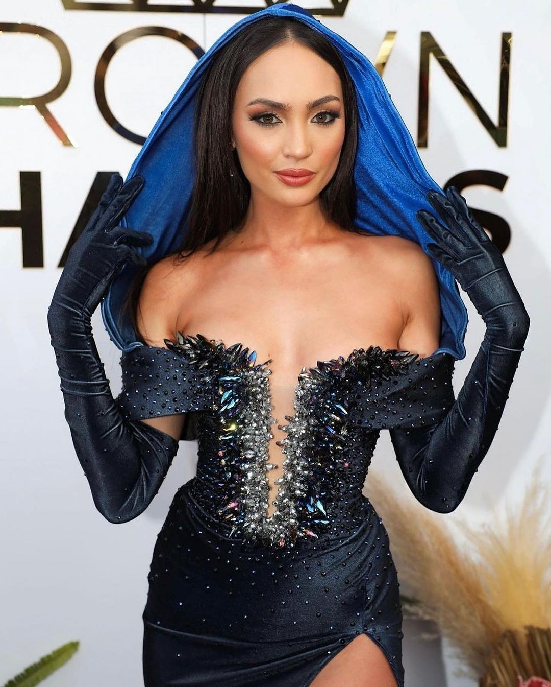 Hôm 13/8, đương kim Hoa hậu Hoàn vũ 2022 R'Bonney Gabriel tới tham dự đêm chung kết Hoa hậu Nam Phi 2023 với tư cách giám khảo. Xuất hiện trên thảm đỏ, người đẹp Mỹ gây chú ý với bộ váy dạ hội tông màu đen đính kết lấp lánh. Điểm nhấn của thiết kế là chi tiết xẻ ngực.