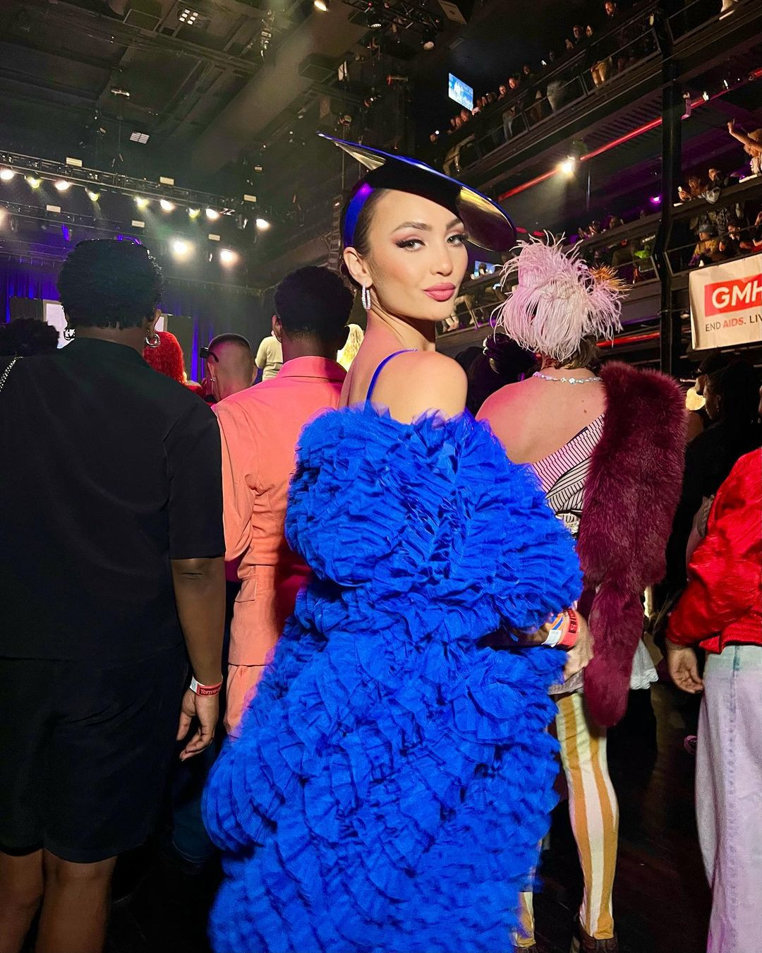 Là một nhà thiết kế thời trang nên R'Bonney Gabriel được đánh giá có phong cách riêng. Trong nhiệm kỳ, R'Bonney Gabriel biến hóa nhiều phong cách. Bộ jumpsuit chất liệu da tông màu xanh, kết hợp cùng phụ kiện đội đầu phong cách vị lai mang lại vẻ cuốn hút cho người đẹp.