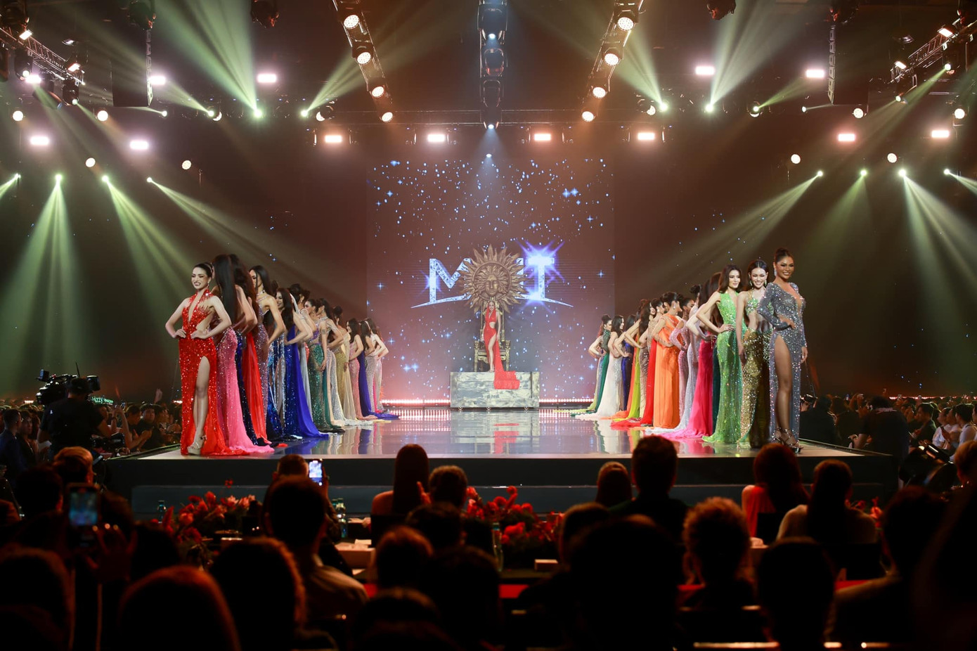 Tối 18/8 đã diễn ra đêm bán kết Hoa hậu Hoàn vũ Thái Lan 2023. Trong đêm thi, thí sinh trải qua 3 phần thi: thuyết trình, bikini và dạ hội. Phần thi trình diễn váy dạ hội luôn nhận được sự chào đón của khán giả với những bộ trang phục lộng lẫy.