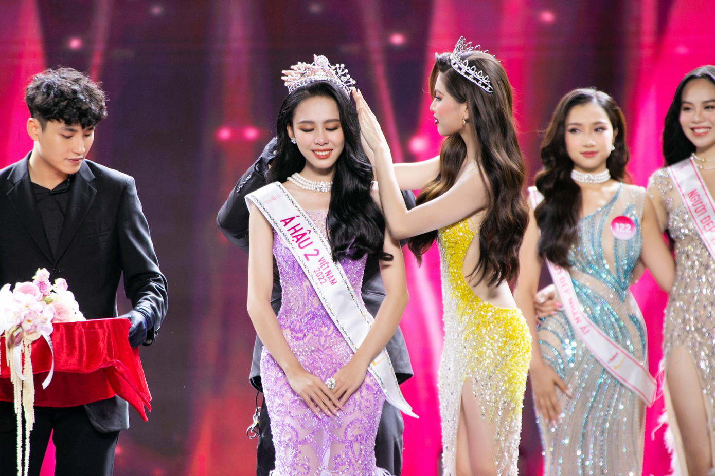 Lê Nguyễn Ngọc Hằng sinh năm 2003 tại TPHCM, giành ngôi vị Á hậu 2 tại cuộc thi Hoa hậu Việt Nam 2022. Cô sở hữu nhiều thành tích thể thao và học lực ấn tượng ở tuổi 20.