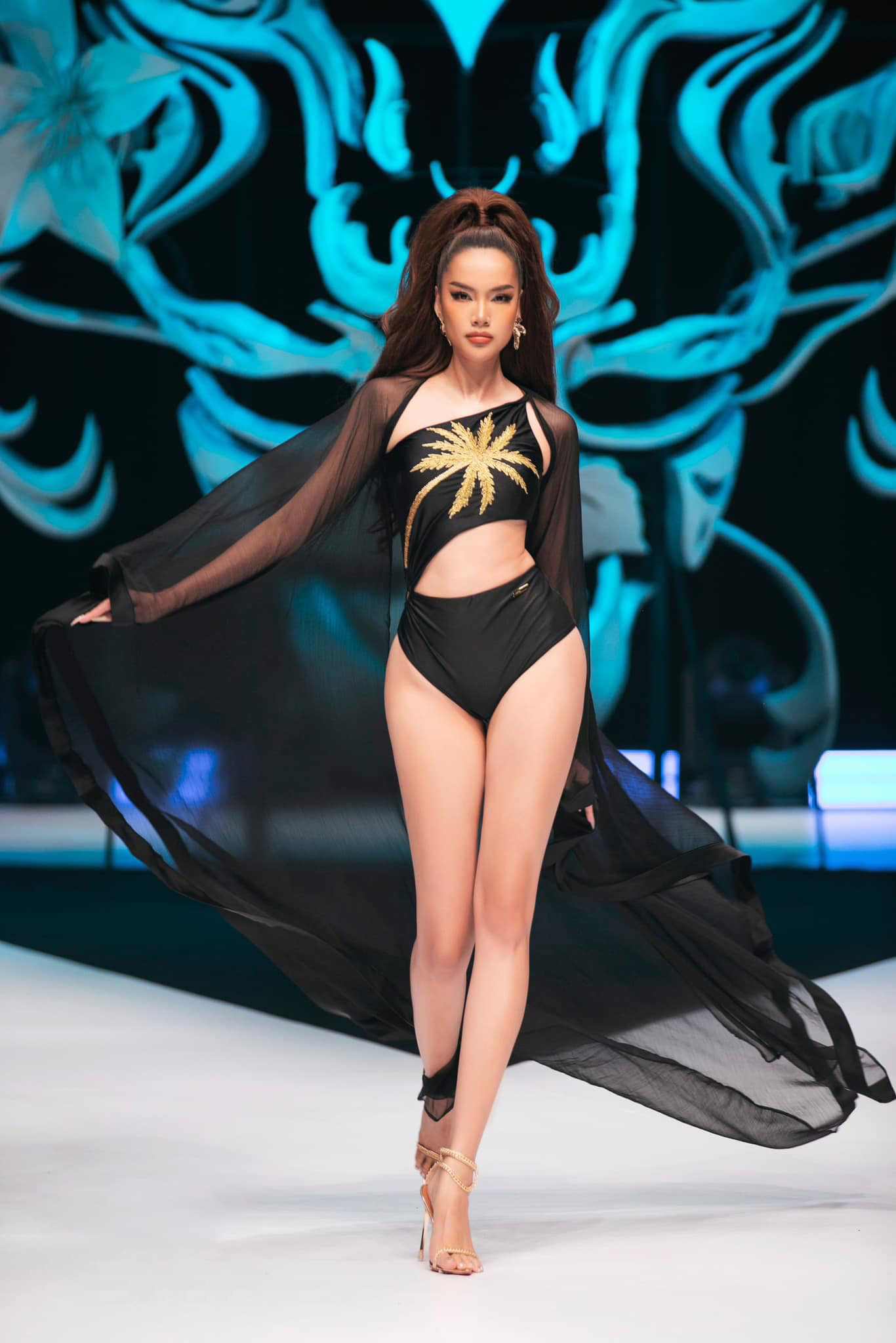 Lê Hoàng Phương sinh năm 1995, cao 1,76 m, số đo ba vòng 86-61-94. Cô là người mẫu, kiến trúc sư.