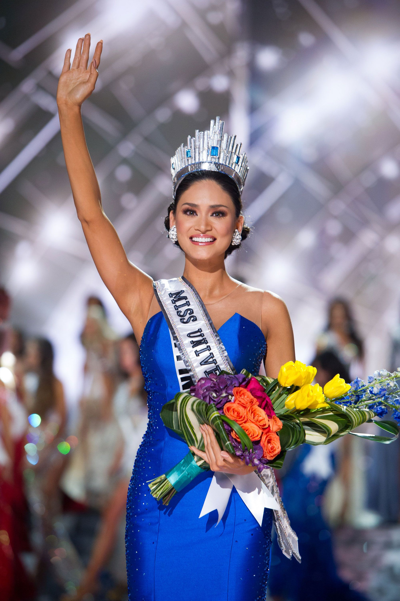 Pia Wurtzbach và Ariadna Gutiérrez trong khoảnh khắc trao nhầm vương miện.