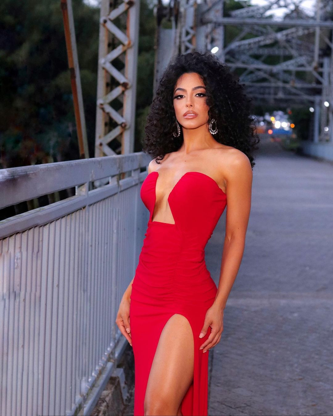 Tuy không có chiều cao nổi trội, Sthephanie được đánh giá là có hình thể cân đối, nhan sắc cá tính đúng tiêu chí cuộc thi Hoa hậu Hòa bình.