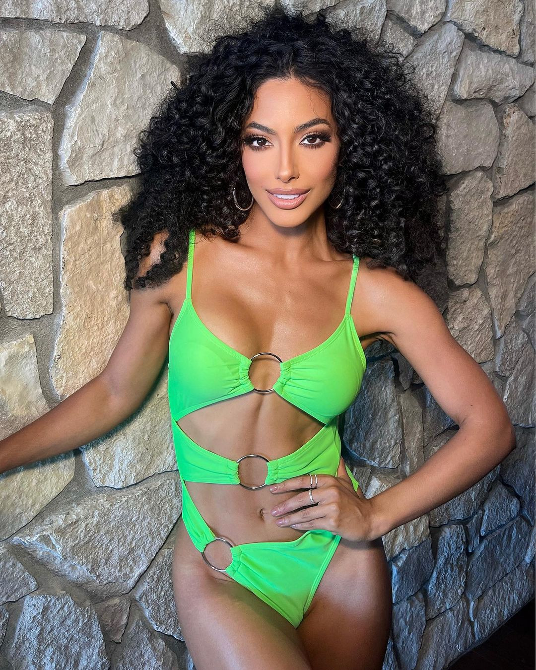 Người đẹp Mỹ cao 1,68 m, có hình thể đầy đặn và khỏe khoắn. Cô cũng gây chú ý với mái tóc xoăn cá tính.